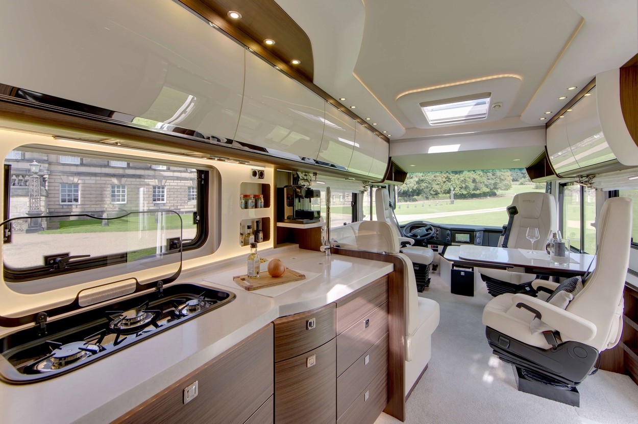 Luxus az utazás a 150 millió forintos lakóbuszban - Blikk