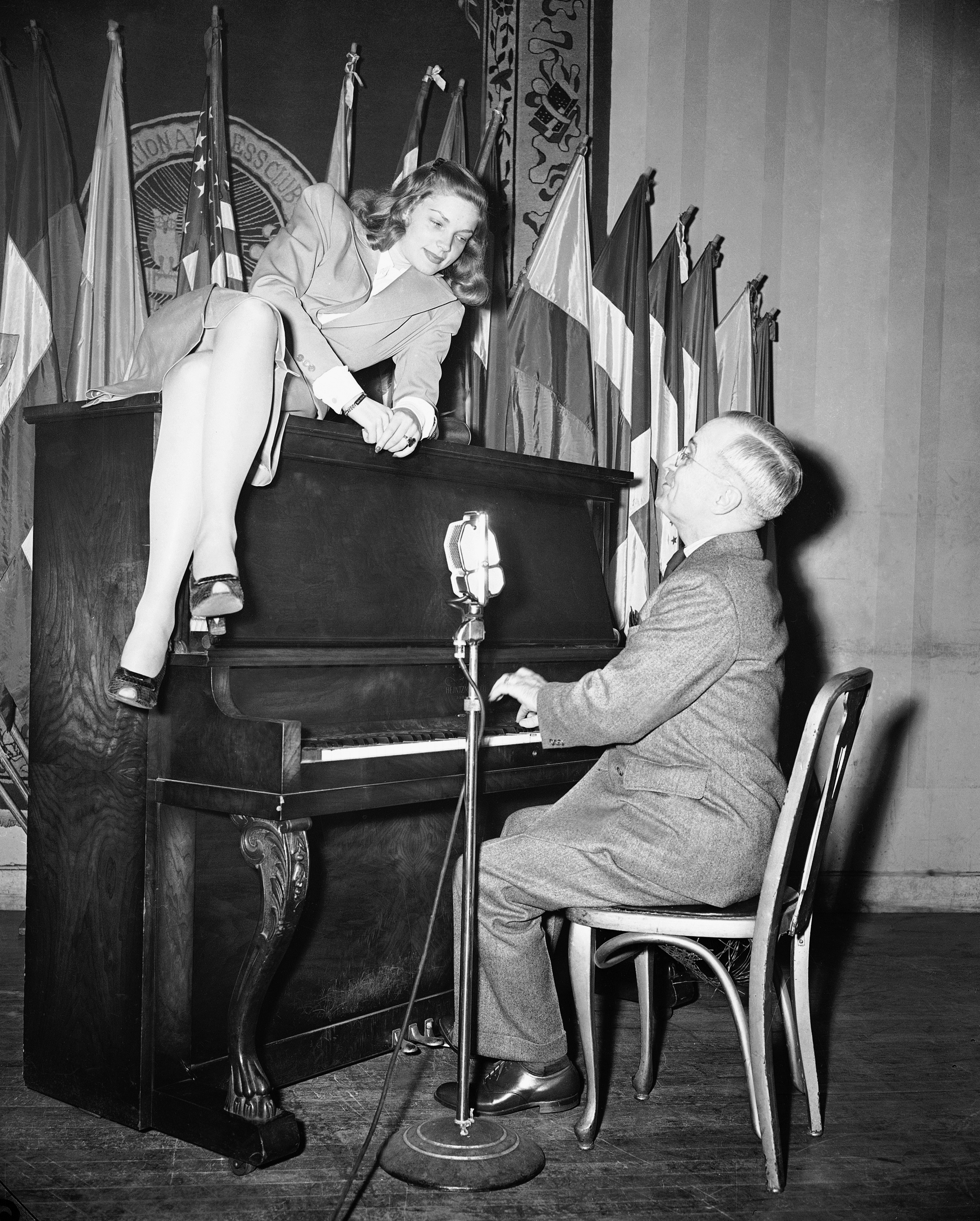 Po śmierci Bogarta, Bacall wróciła na kilka lat do Nowego Jorku, gdzie zacżęła odnosić sukcesy na deskach teatrów Broadwayu. Została uhonorowana nagrodą Tony dwukrotnie – za rolę Margo Channing w przedstawieniu