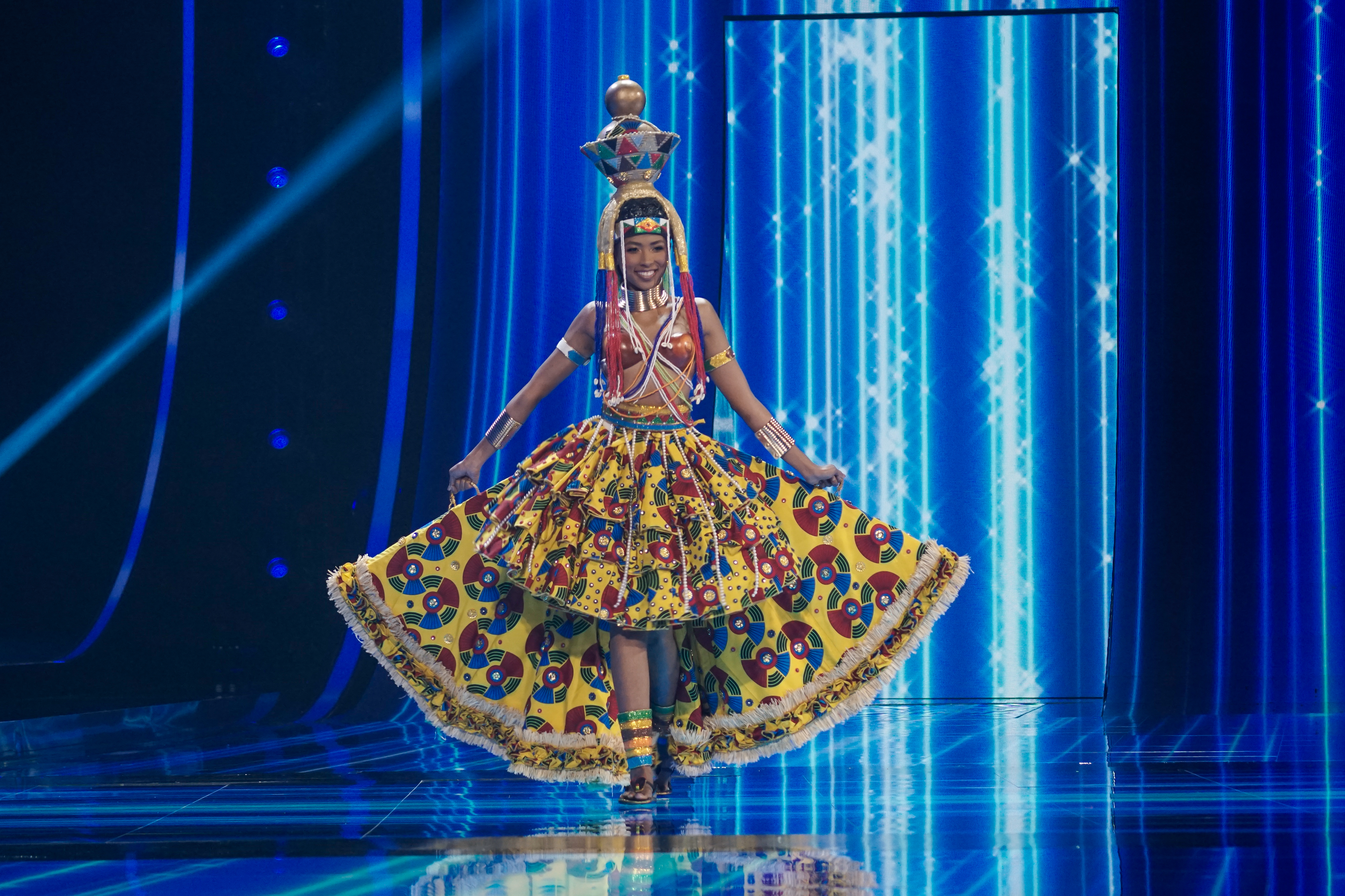 Elképesztő ruhaköltemények: nemzeti jelképekben pompáztak a Miss Universe versenyzői - fotók