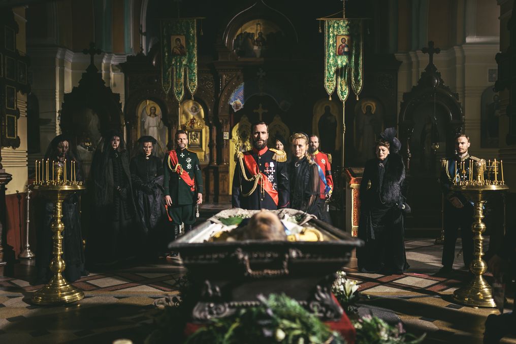 Ukazując ludzkie oblicza swoich bohaterów aktorzy nadają im autentyczności i pozwalają emocjonalnie zbliżyć się do postaci znanych na ogół tylko ze szkolnych podręczników.