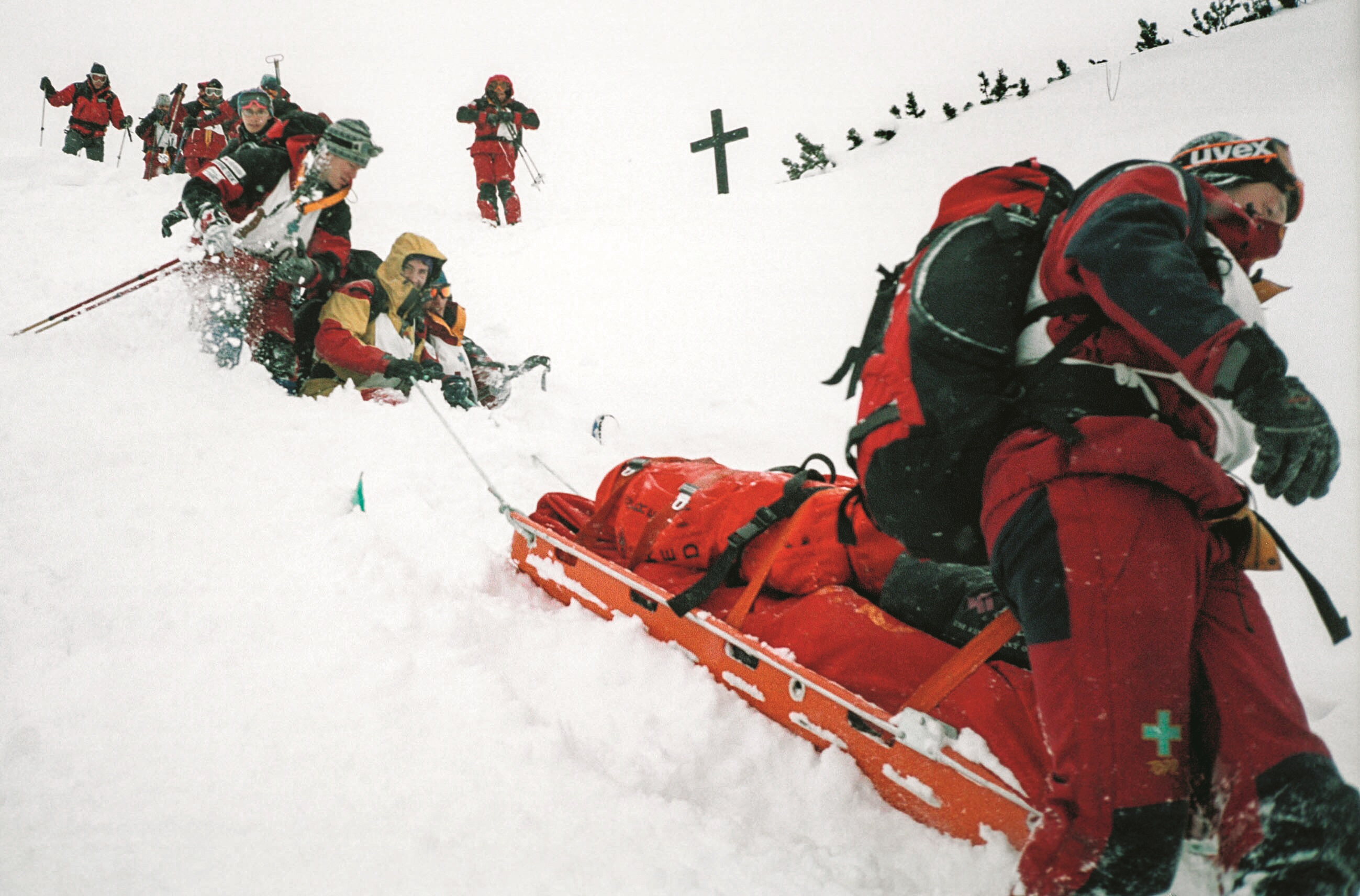Akcja ratownicza TOPR po zejściu lawiny z Rysów w roku 2003