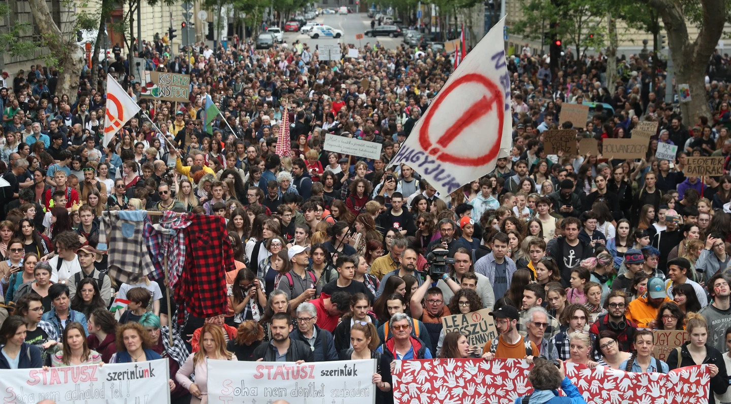 Egy katolikus diakónus fiát is fogdába zárták a rendőrök a szerdai tüntetés után: "Vele akartak példát statuálni"