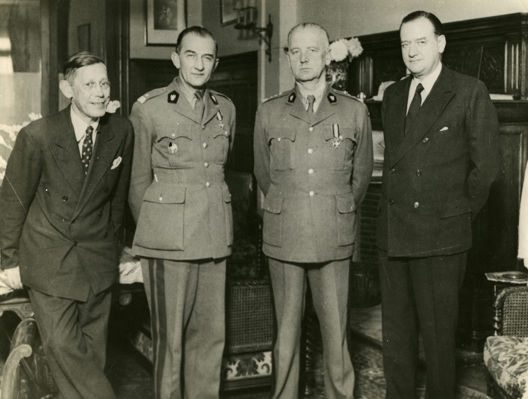 Józef Retinger (pierwszy z lewej), doradca gen. Władysława Sikorskiego (trzeci z lewej) w Kairze, lipiec 1943 r