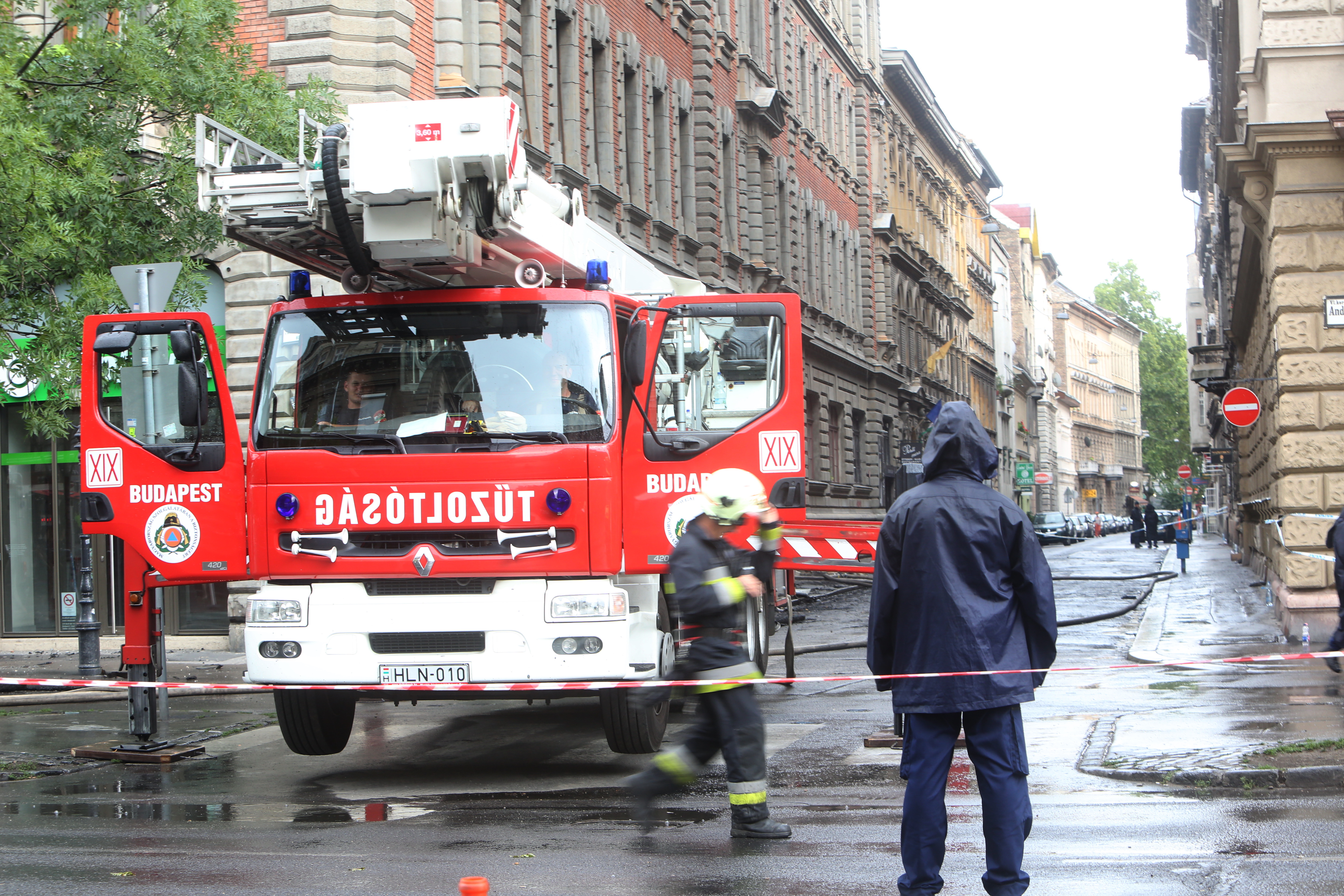 Kigyulladt egy lakás az éjszaka Budapest belvárosában