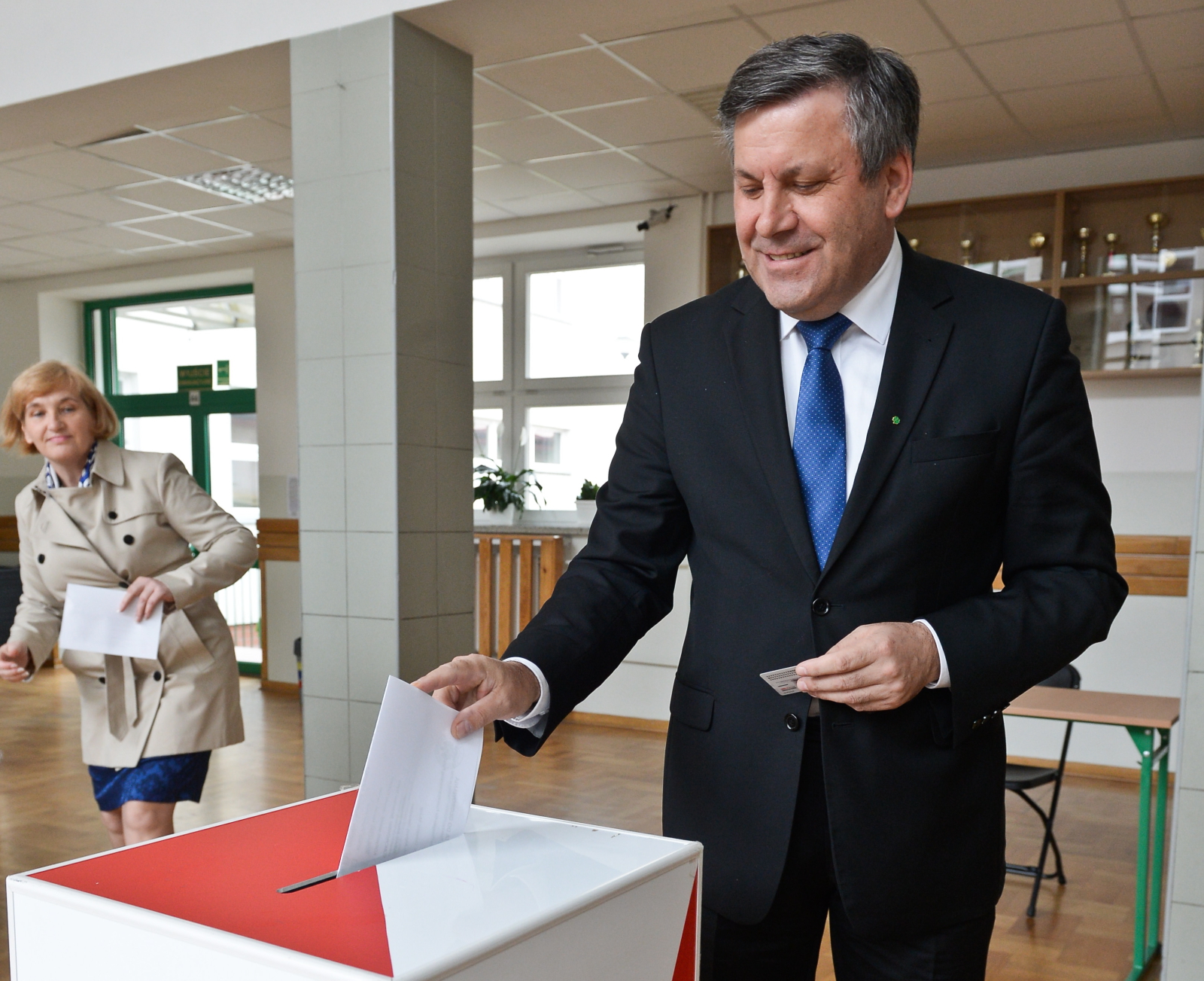 Wicepremier, lider PSL Janusz Piechociński z żoną Haliną, głosują w lokalu wyborczym w Nowej Iwicznej