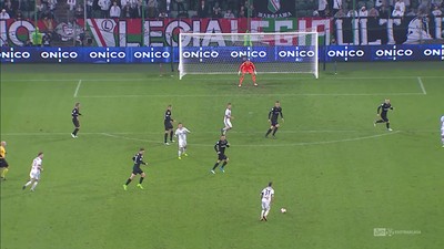 Legia - Cracovia (0:0): Gospodarze "obudzili się" po 40 minutach gry. Strzał Pasquato broni Sandomierski