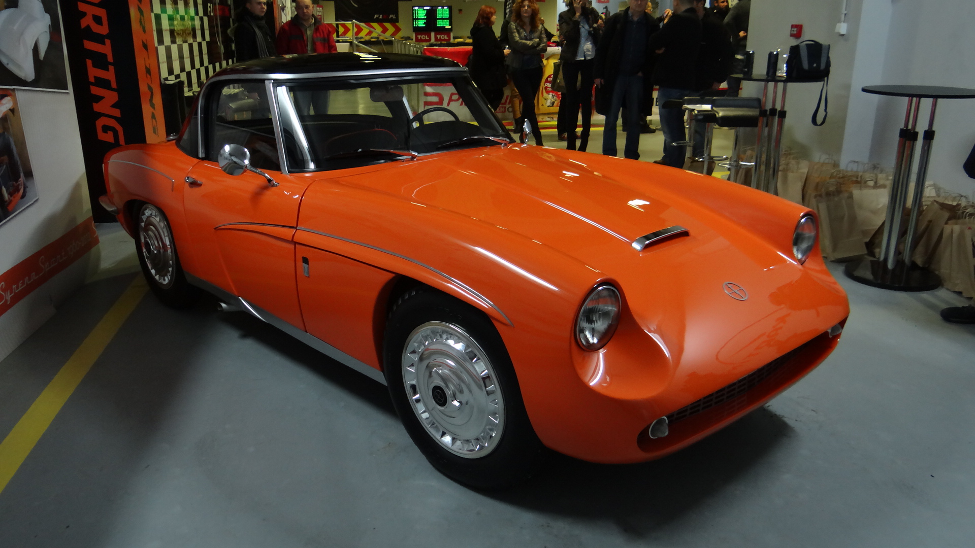 Jaka była historia syreny sport? Podobno w 1960 roku po prezentacji modelu syreny sport, I Sekretarz Władysław Gomułka dopatrzył się w nim tęsknoty do kapitalistycznych zbytków i określił go rzekomo jako przejaw niezdrowego zachwytu dekadenckim zachodem...