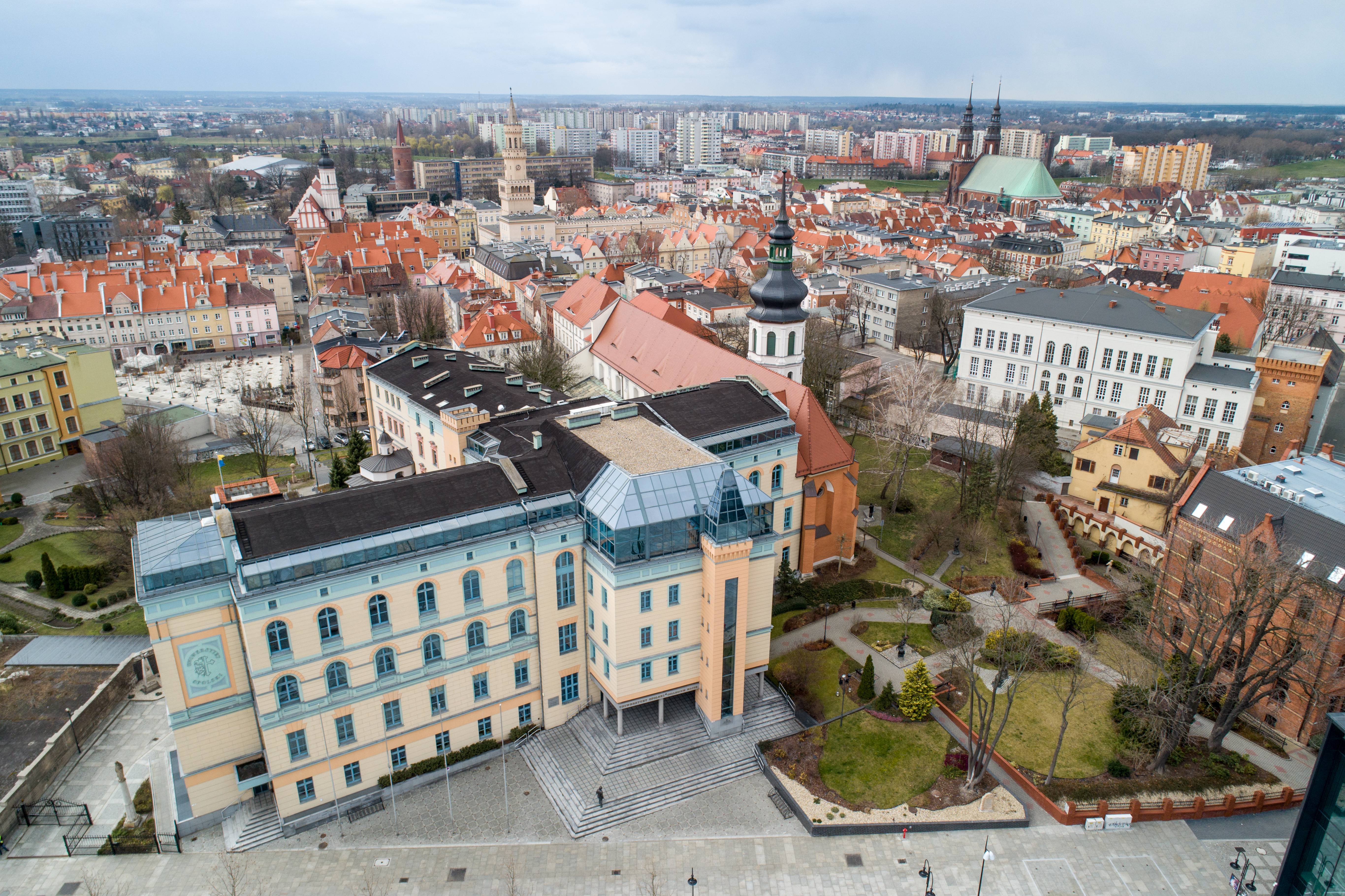 Panorama Opola. Na pierwszym planie plac Kopernika i gmach Uniwersytetu Opolskiego