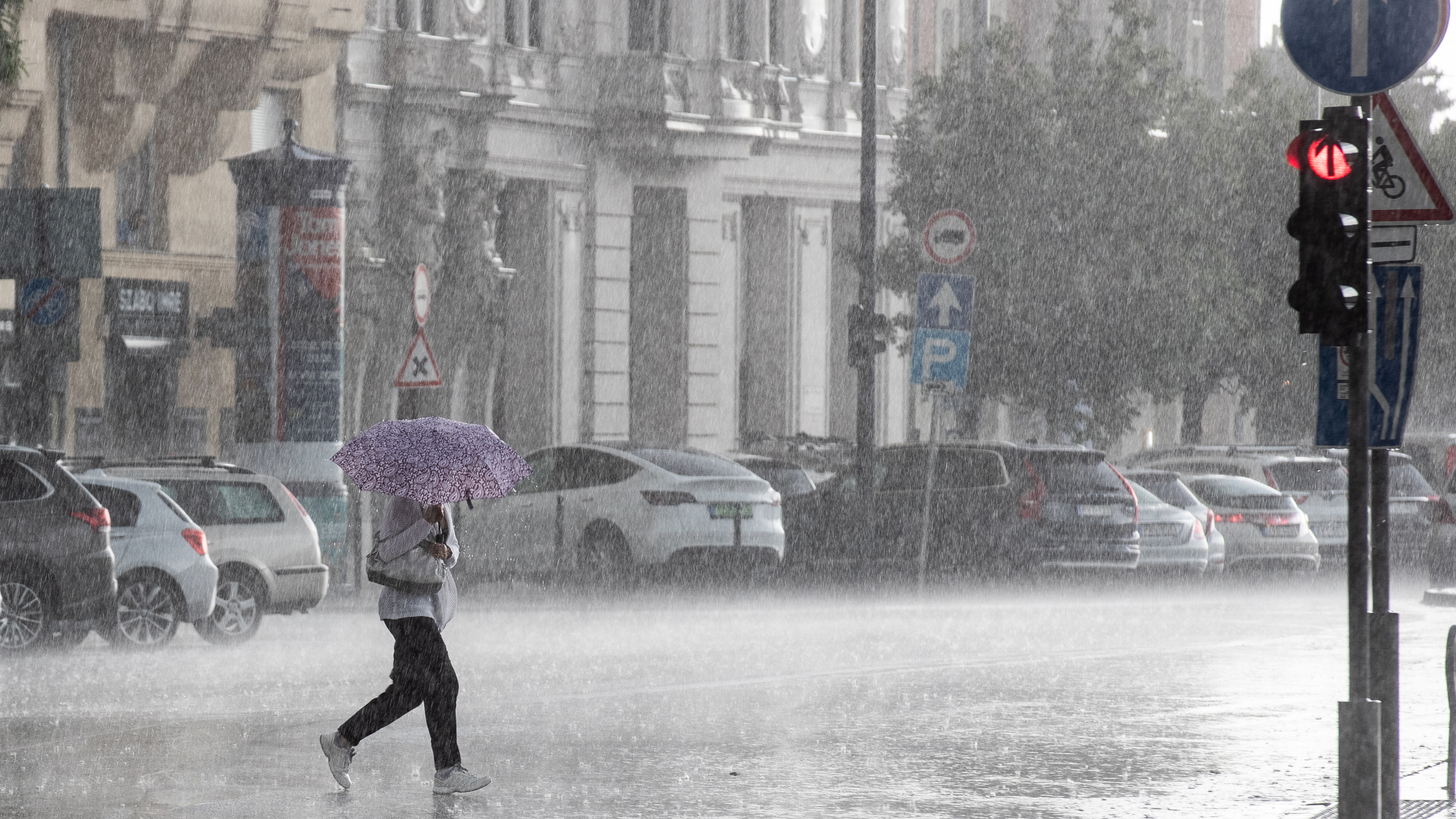 Mindenki fedezékbe: hamarosan leszakadhat az ég, kiadták a másodfokú riasztást