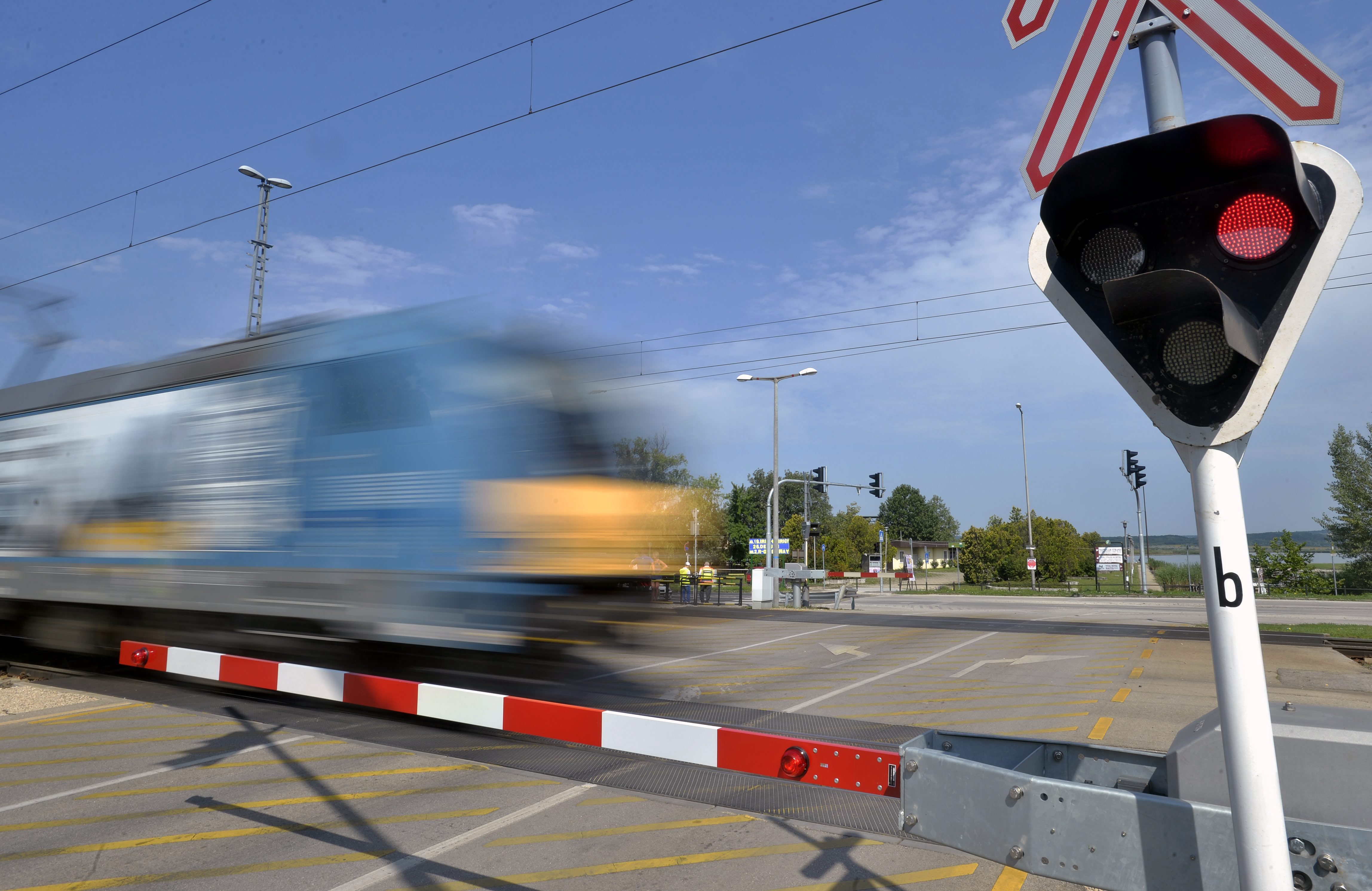A vasúti sínen hagyta az utasokkal teli buszt a sofőr, jött a vonat - Blikk