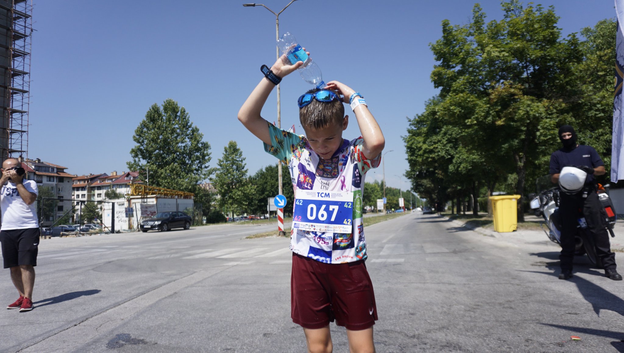 Egy 10 éves magyar kisfiú 36 fokban lefutotta a maratont Szarajevóban -  Blikk