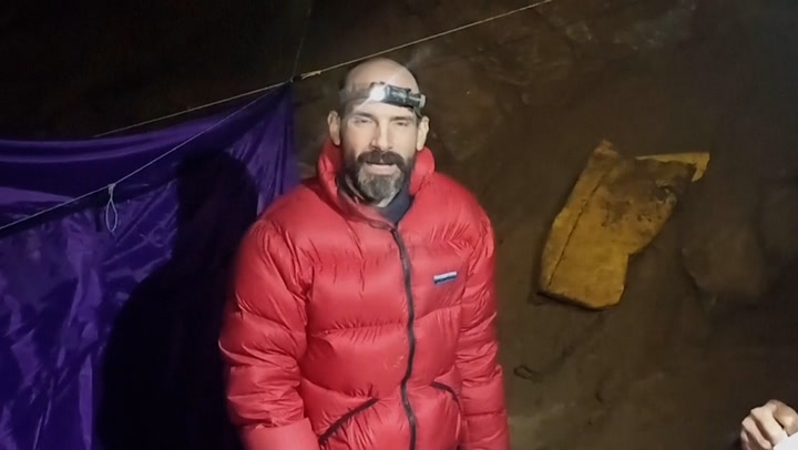 Magyarok próbálják a felszínre hozni: videóüzenetet küldött az 1000 méter mélyen rekedt amerikai barlangász