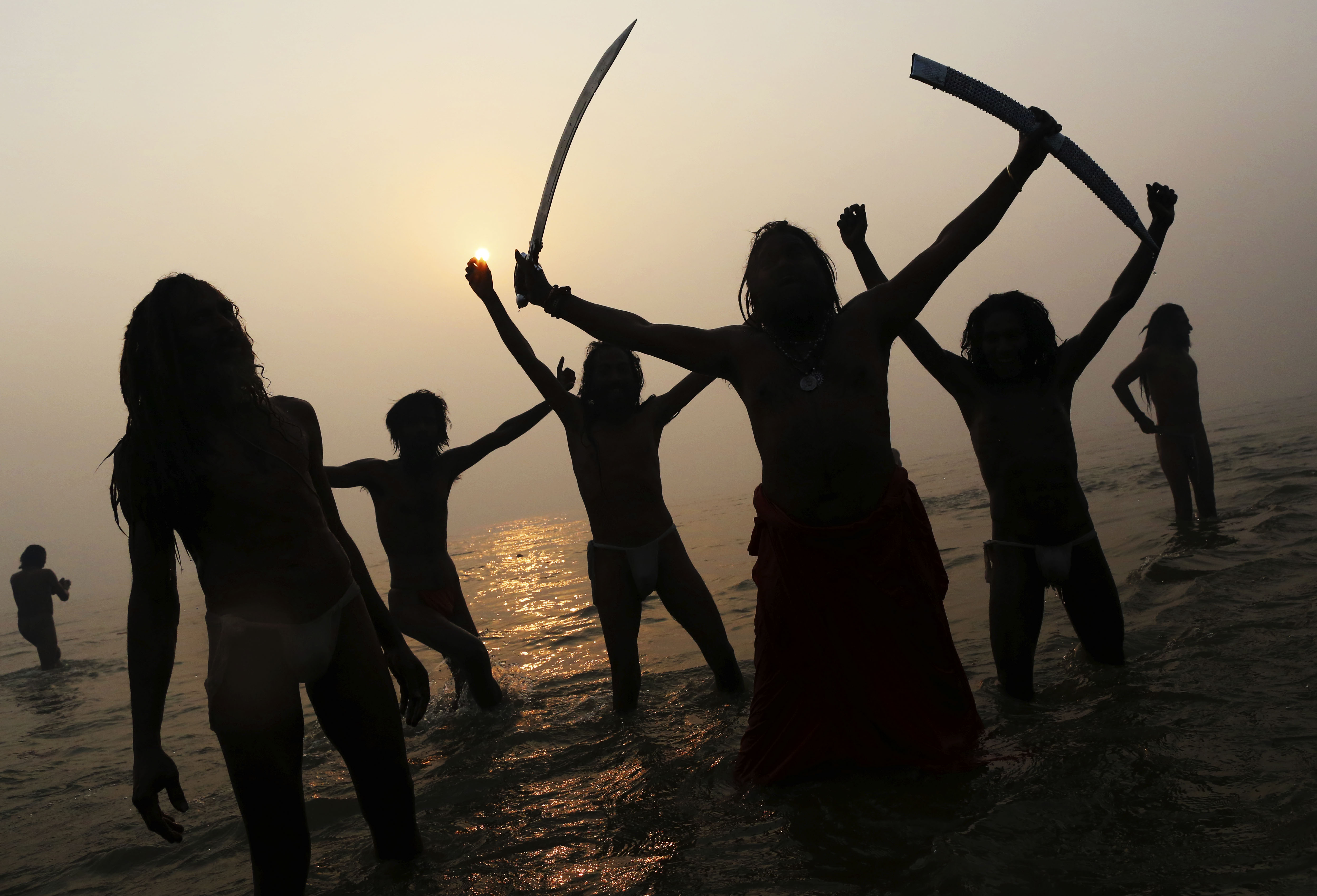 Rytualna kąpiel z okazji święta Kumbh Mela jest organizowana w Indiach raz na 12 lat, gromadząc miliony pielgrzymów. Uważa się, że jest to największe zbiorowisko ludzi na Ziemi