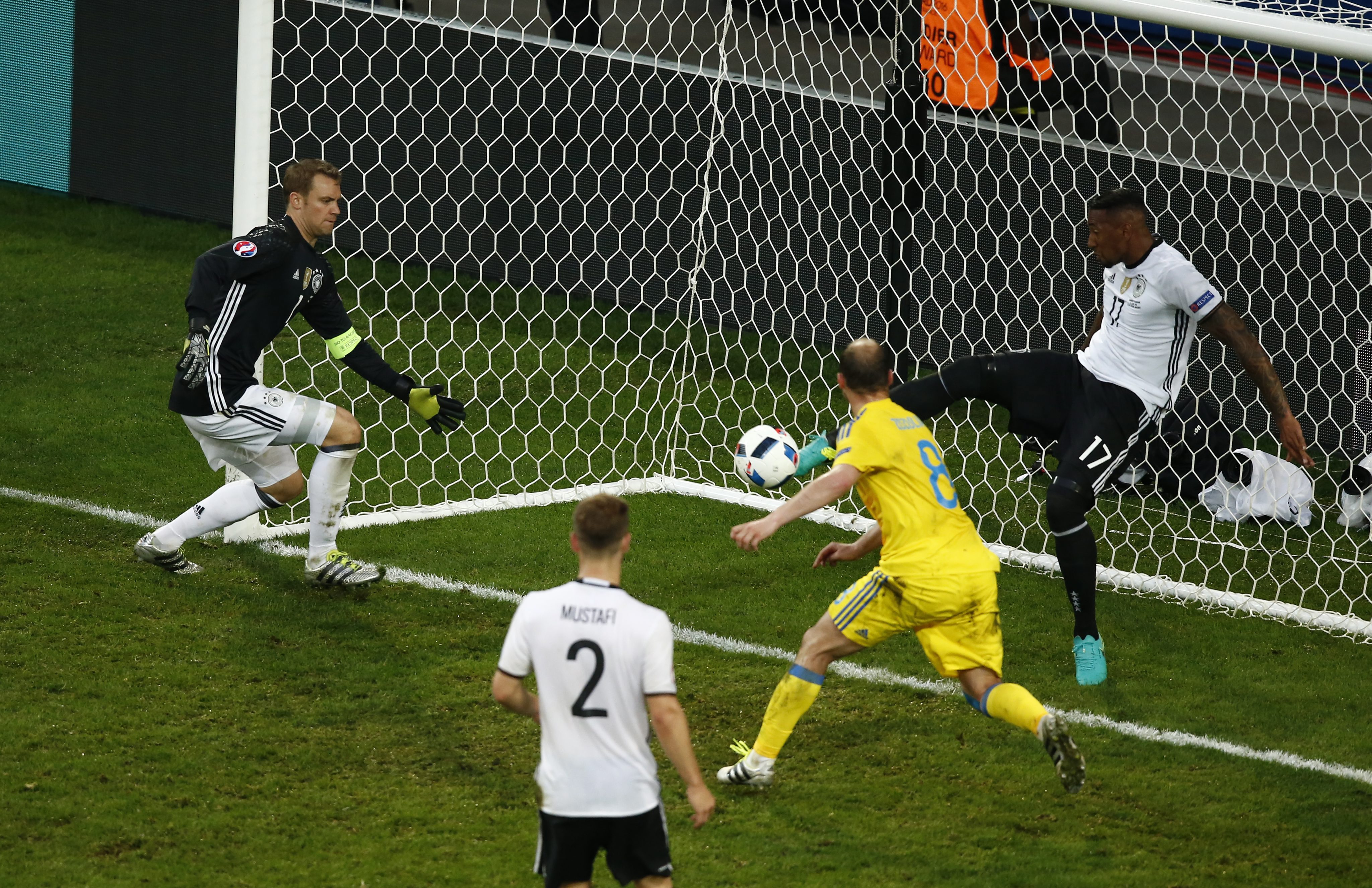 To może być najlepsza interwencja Euro 2016. Boateng uratował Niemców przed stratą gola