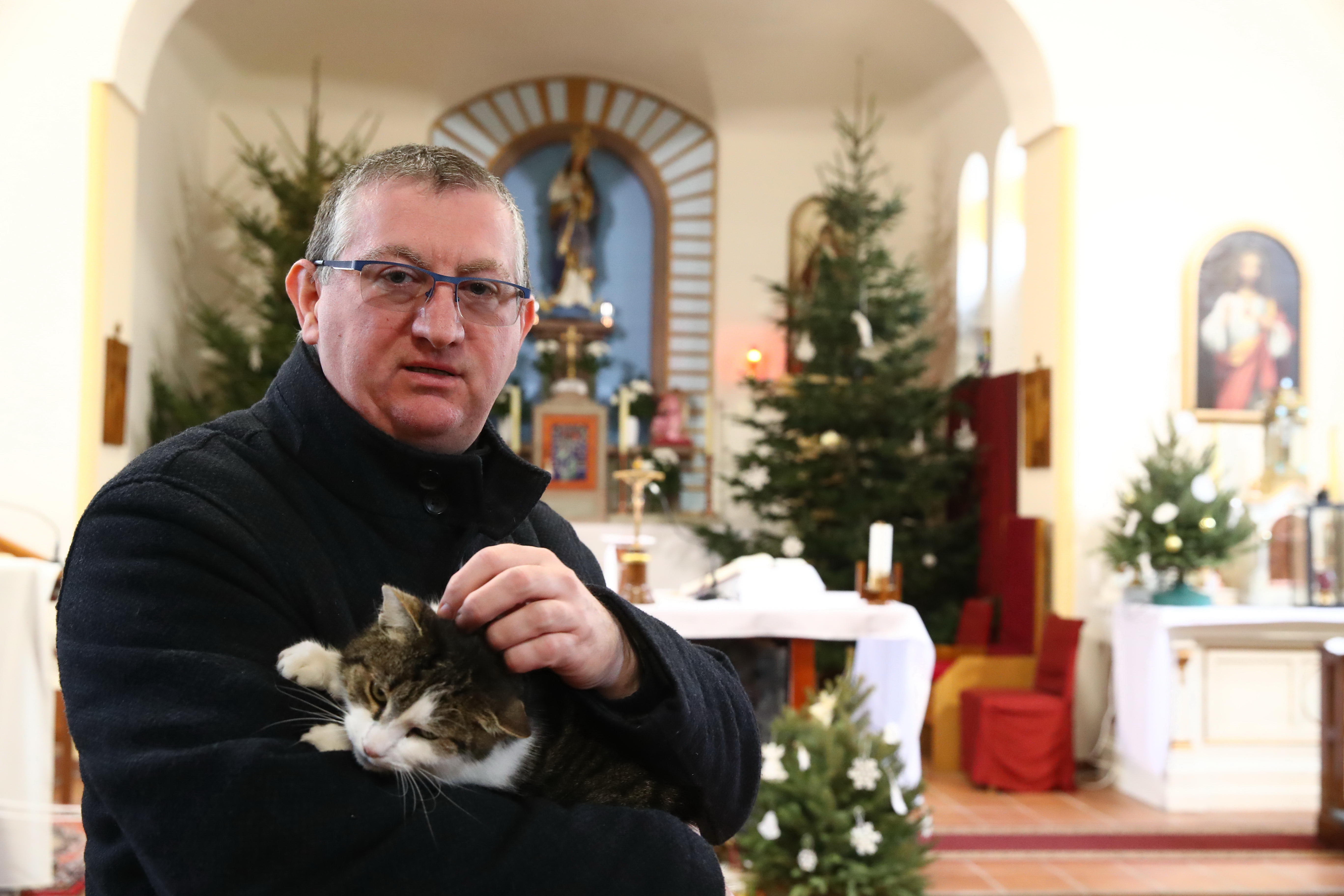 Szentmisére jár a pap cicája Pitvaroson - Blikk