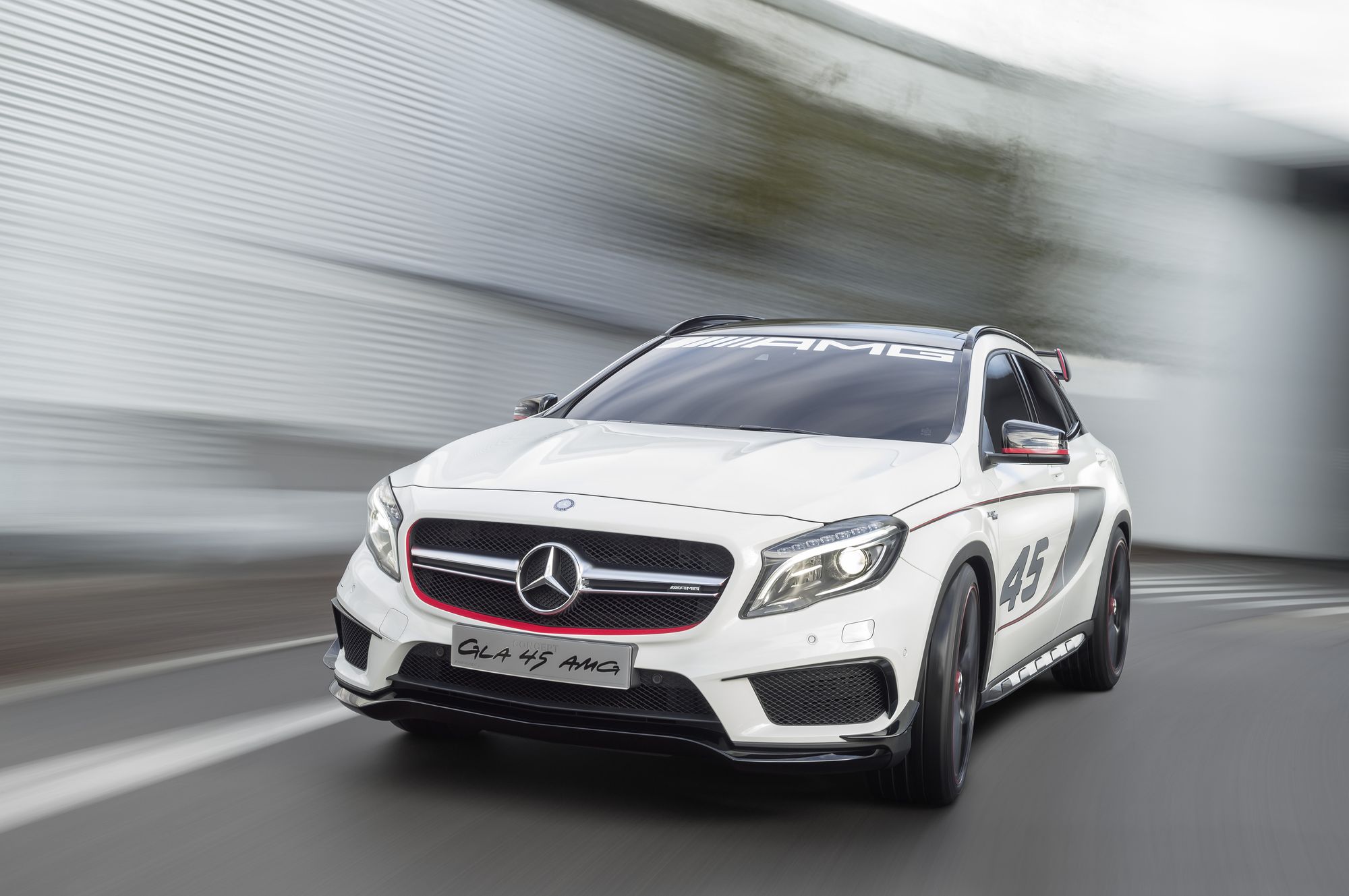 Przyspieszenie od 0 do 100 km/h w czasie poniżej 5 s. Pod podłogą pracuje napęd na obie osie AMG 4MATIC oraz 7-stopniowa przekładnia AMG SPEEDSHIFT DCT.