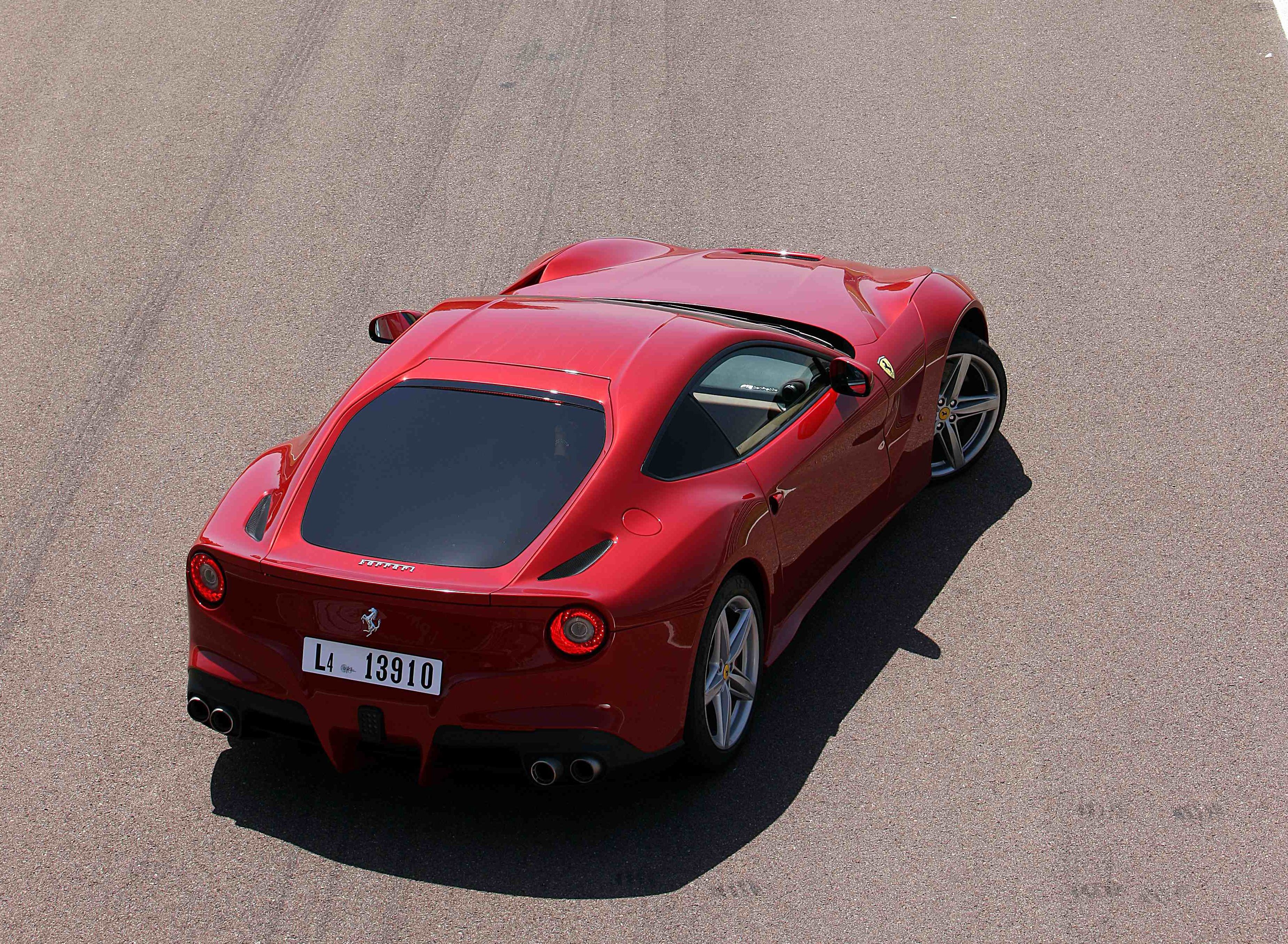Ferrari F12 berlinetta w podstawowej wersji kosztuje w Niemczech od niemal 270 tys. euro, czyli ponad milion zł. Robert Lewandowski mógł do tego auta jeszcze zamówić dodatki, które podniosły cenę. Przypominamy, że ferrari F12 berlinetta zastąpiło model 599 GTB...