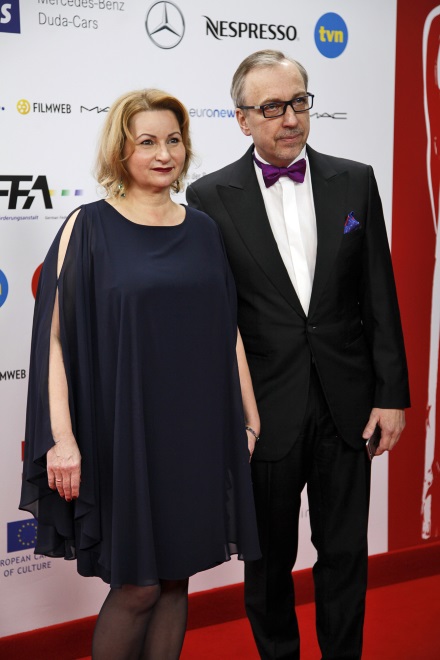 56-letia małżonka byłego ministra kultury wystąpiła w prostej, ale źle dobranej do figury sukience...