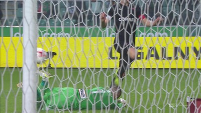 Legia - Cracovia (0:0): Piątek stanął oko w oko z Malarzem, bramkarz Legii górą