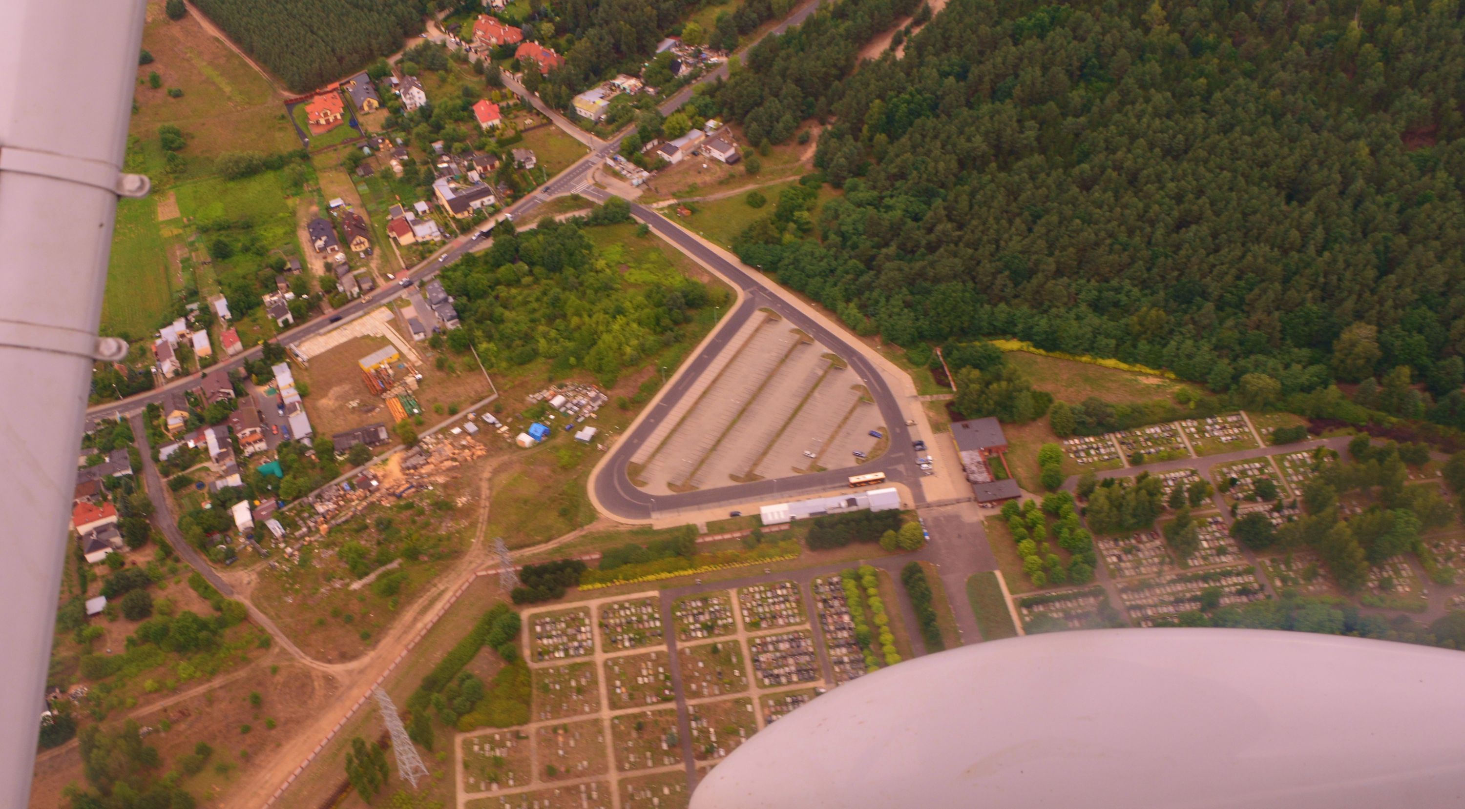 Po kilkunastu sekundach osiągamy docelową wysokość. Jesteśmy 300-400 metrów nad ziemią - to z tej perspektywy będą oglądać Warszawę. Prędkości w ogóle się nie czuje - choć zanim aparat zdąży złapać ostrość, znika widok leniwie płynącej Wisły, a w dole pojawia się hipermarket w Łomiankach.
