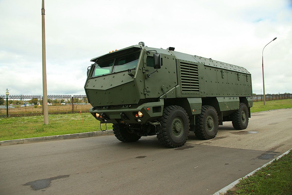 Kamaz-63969 jest w stanie pomieścić 2 członków załogi oraz 10 żołnierzy desantu. W sytuacji kryzysowej, we wnętrzu pojazdu zmieści się do 18 osób. Mogą one opuszczać wóz przez tylny właz lub boczne drzwi. Trzyosiowy pojazd ma napęd na wszystkie koła. Wóz jest w stanie wytrzymać ostrzał pociskami przeciwpancernym kalibru 14,5 mm (B-32). Jest też odporny na eksplozję do 8 kg TNT pod kadłubem - informuje altair.com.pl