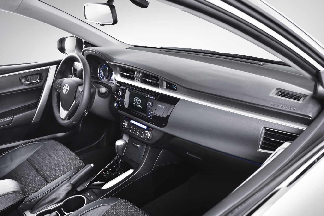 Na pokładzie można też mieć najnowszą wersję systemu multimedialnego Toyota Touch 2 z funkcja obrazu telefonu komórkowego na ekranie tzw. Mirror Link. Kamera ułatwiająca cofanie będzie oferowana w droższych modelach.