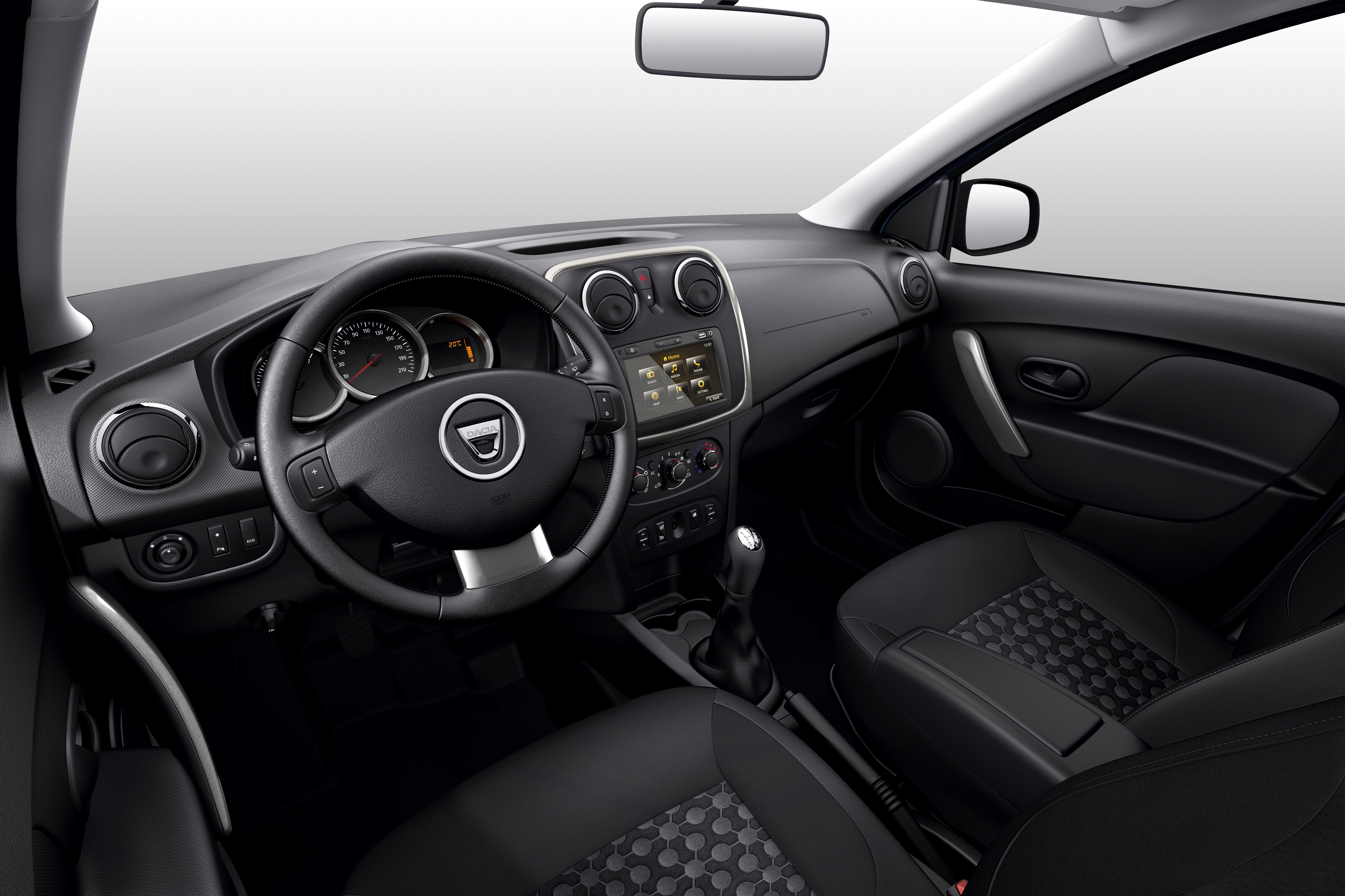 Wyposażenie? Seryjnie producent gwarantuje m.in. cztery poduszki powietrzne, system ESP, wspomaganie kierownicy i system isofix