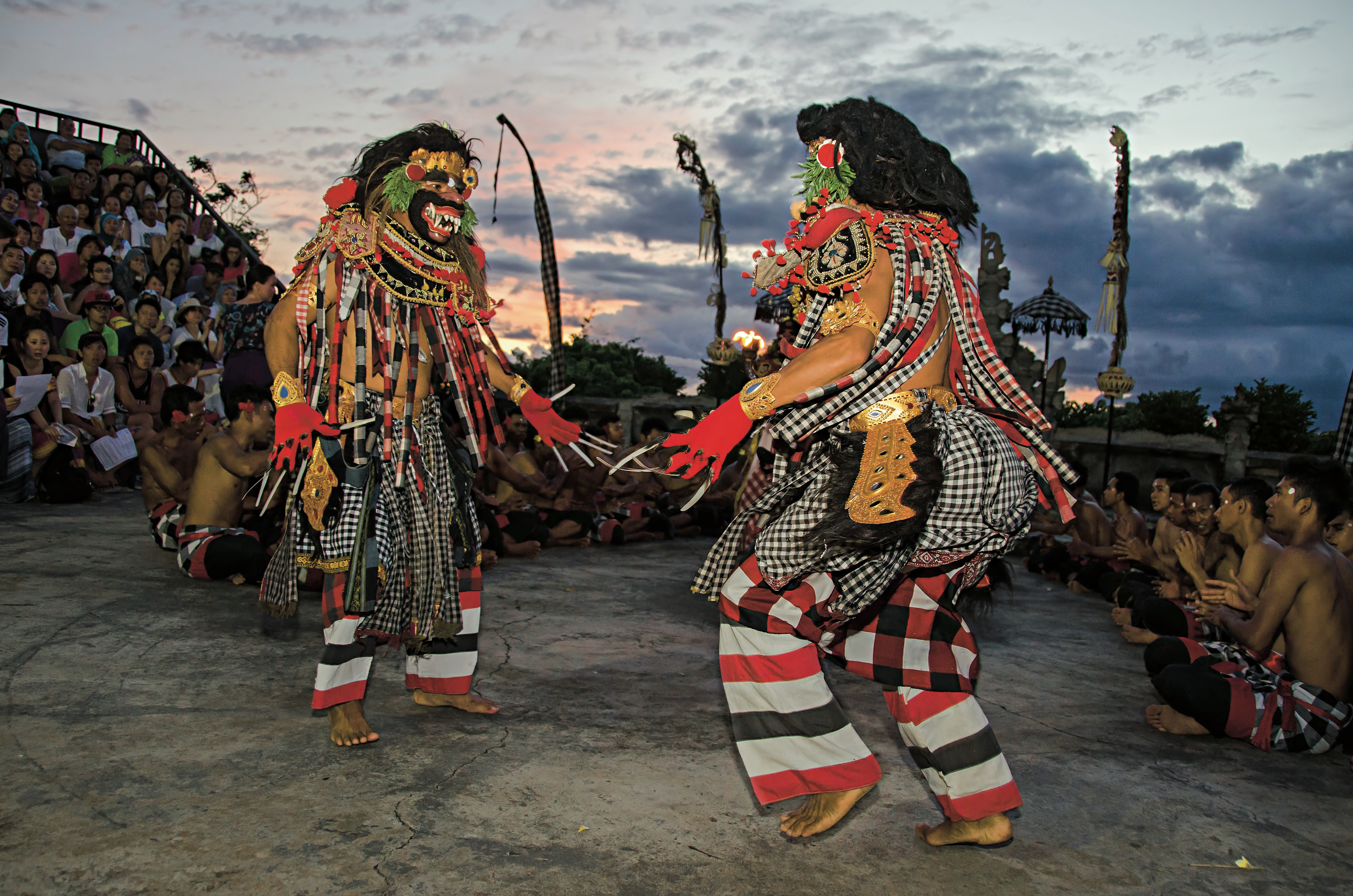 Tradycyjny balijski taniec przed świątynią w Uluwatu