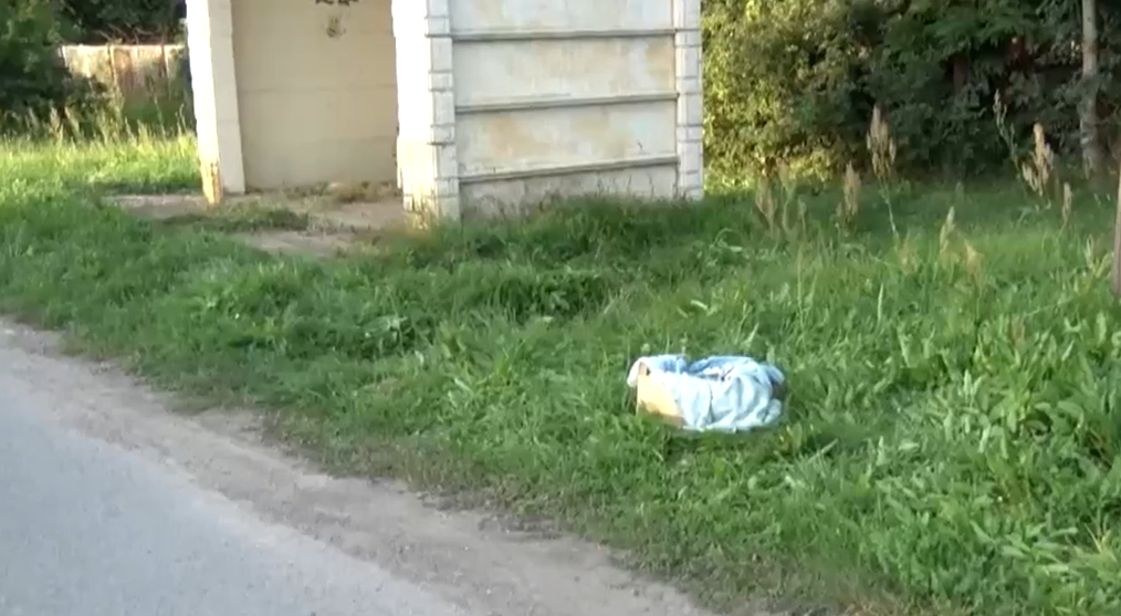 Dobozba helyezett újszülöttet hagytak egy buszmegállóban Bezőn