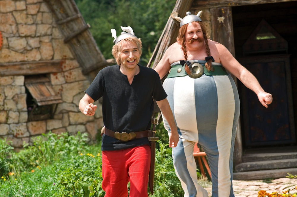 Sprytna władczyni jednak nie spodziewa się, jak wielką siłę mają przybywający z pomocą Galowie. Asterix, Obelix oraz siostrzeniec wodza Galów – Skandalix – szybko staną do walki z Rzymianami. Ich spryt i siła wywoła na twarzy Cezara spore zdziwienie...