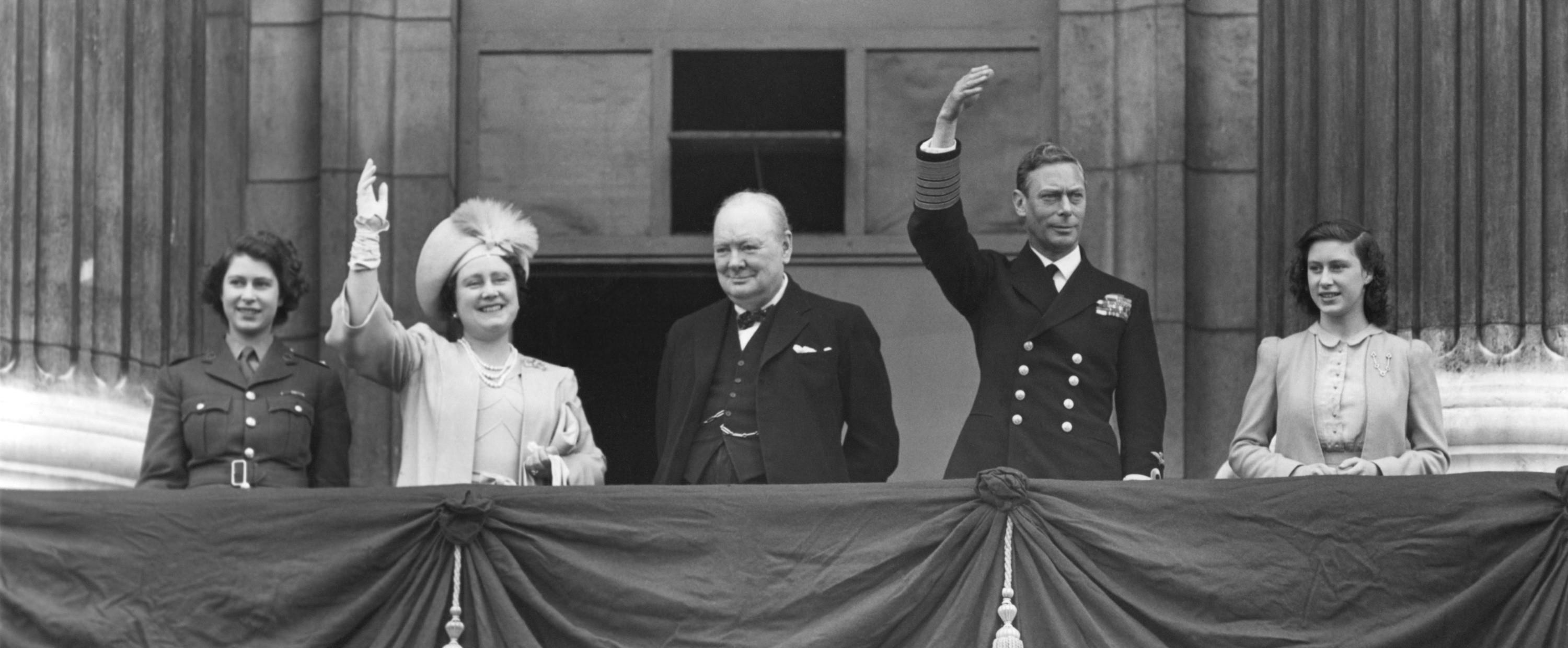 Dzień zwycięstwa rodzina królewska z premierem Churchillem na balkonie pałacu Buckingham. Londyn, 8 maja 1945 r.