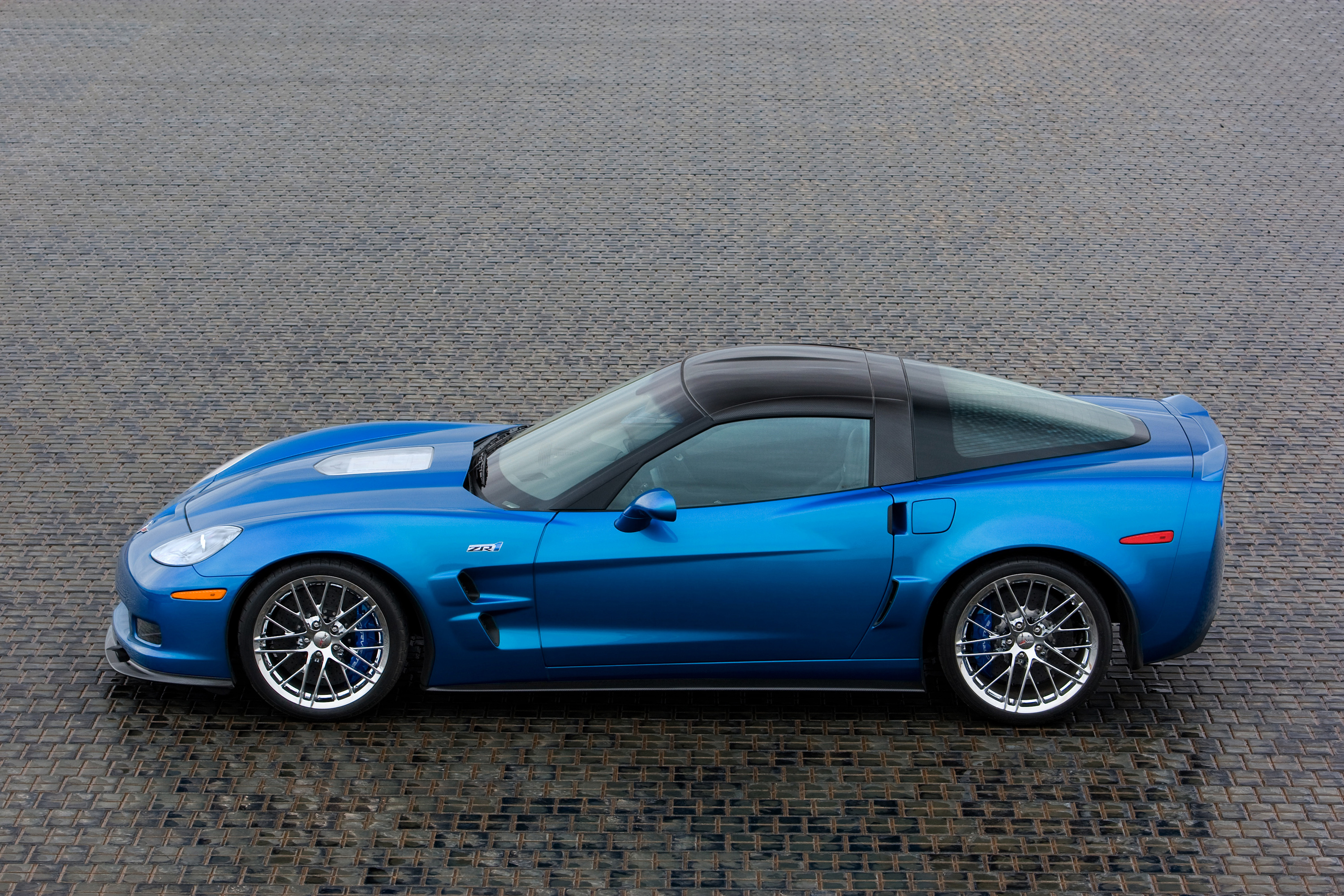 Kolejnym elementem typowym dla chevroleta corvette jest projekt tylnej części nadwozia. Peters zauważa, że nie chodzi wyłącznie o zastosowanie podwójnych okrągłych lamp po obu stronach nadwozia (od 1961 roku). Tajemnica tkwi w relacji pomiędzy lampami, końcówkami układu wydechowego oraz wnęką na tablicę rejestracyjną, a także wpływem tych elementów na potęgowanie obrazu szerokiego i niskiego nadwozia corvette.