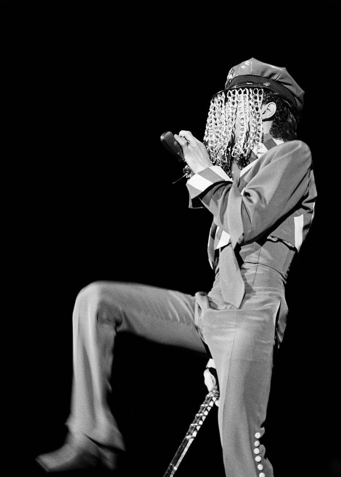 Prince w czapce policyjnej na koncercie w 1993 roku