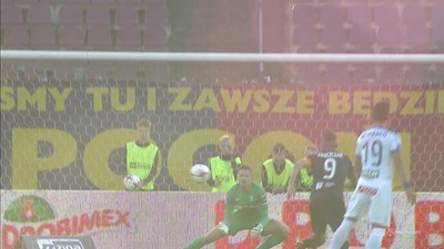 Pogoń - Lech (0:0): Kort zdecydował się na strzał z ponad 30 metrów. Nie z Putnockim takie numery...