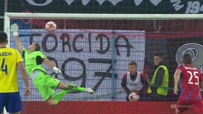 Piast - Arka (0:1): Szwoch o centymetry od przepięknego gola! Piłka otarła się o siatkę bramki Szmatuły