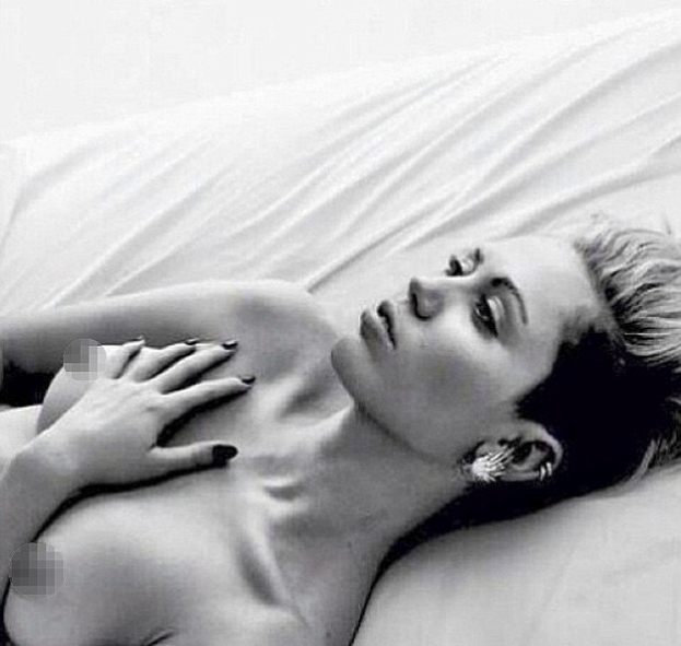 W ramach walki z cenzurą na Instagramie Miley Cyrus opublikowała… swoją rozbieraną fotkę. Prowokacyjne zdjęcie Miley Cyrus zostało szybko usunięte z jej konta. Miało być prezentem świątecznym dla chłopaka gwiazdki – Patricka Schwarzeneggera, ale też elementem akcji Free The Nipple, do której przyłączyła się młoda skandalistka