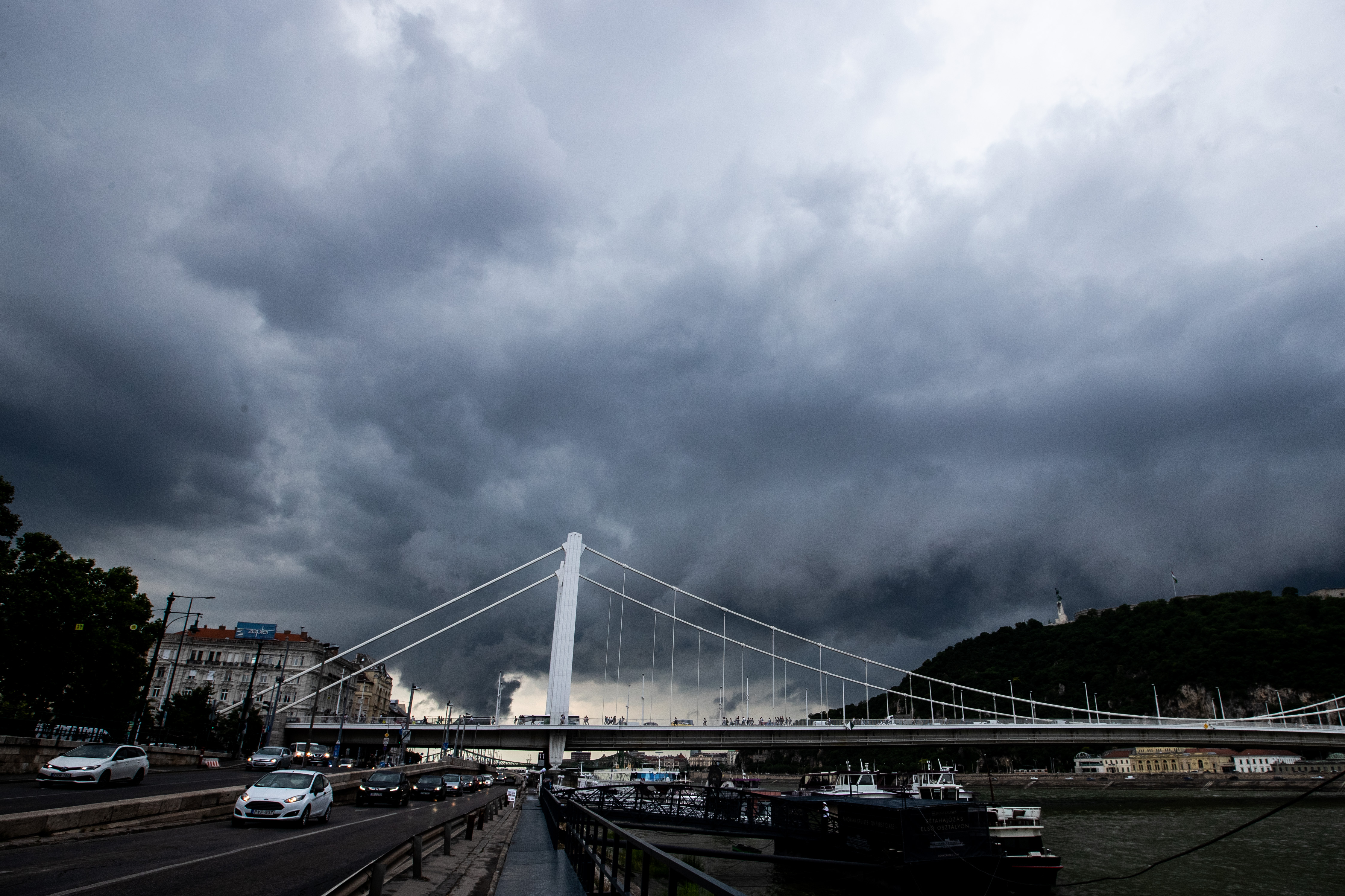Ma akár 22 fok is lehet, de a fél országra figyelmeztetést adtak ki: mutatjuk a részleteket