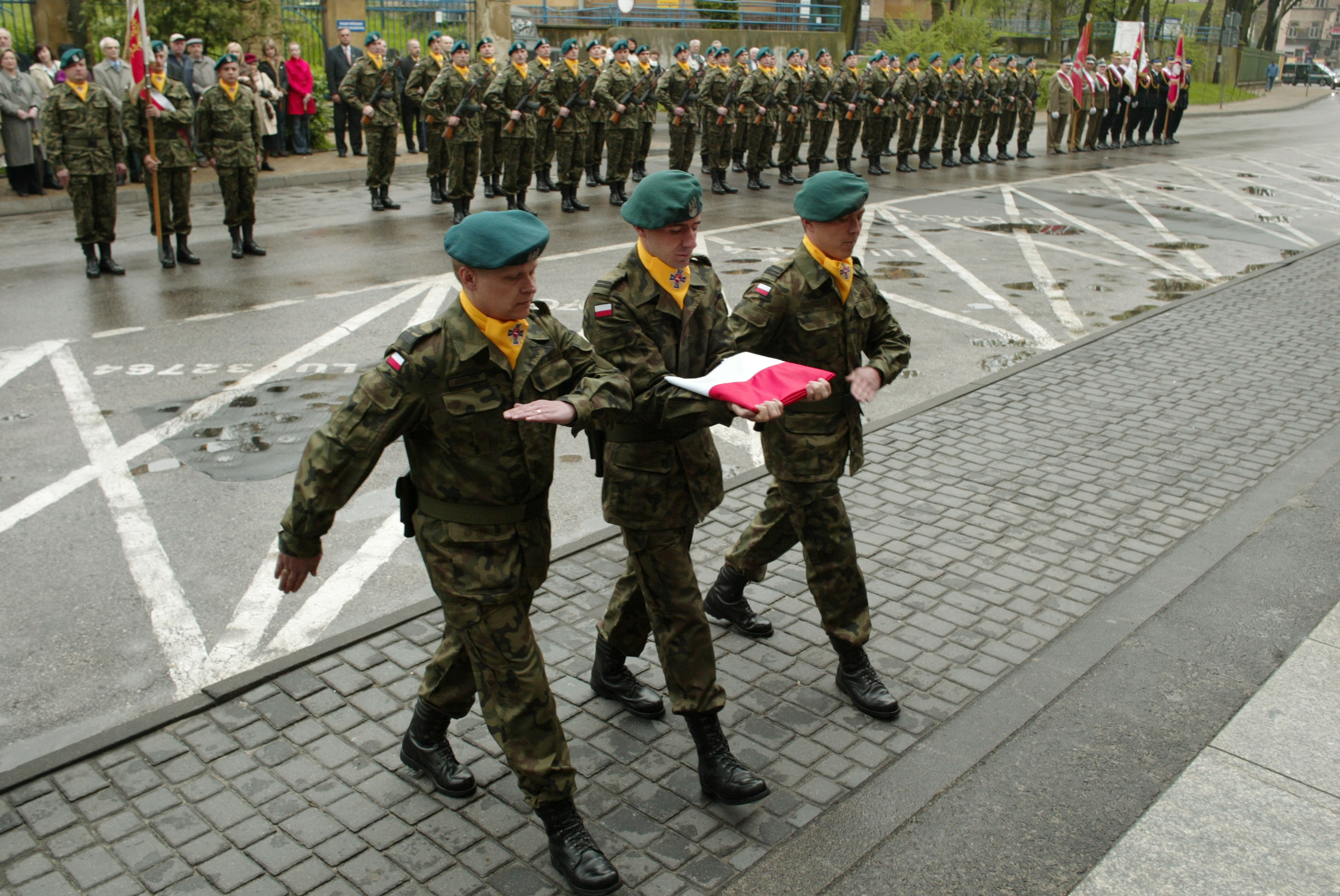 Obchody uroczystości Dnia Flagi przed lubelskim Urzędem Wojewódzkim