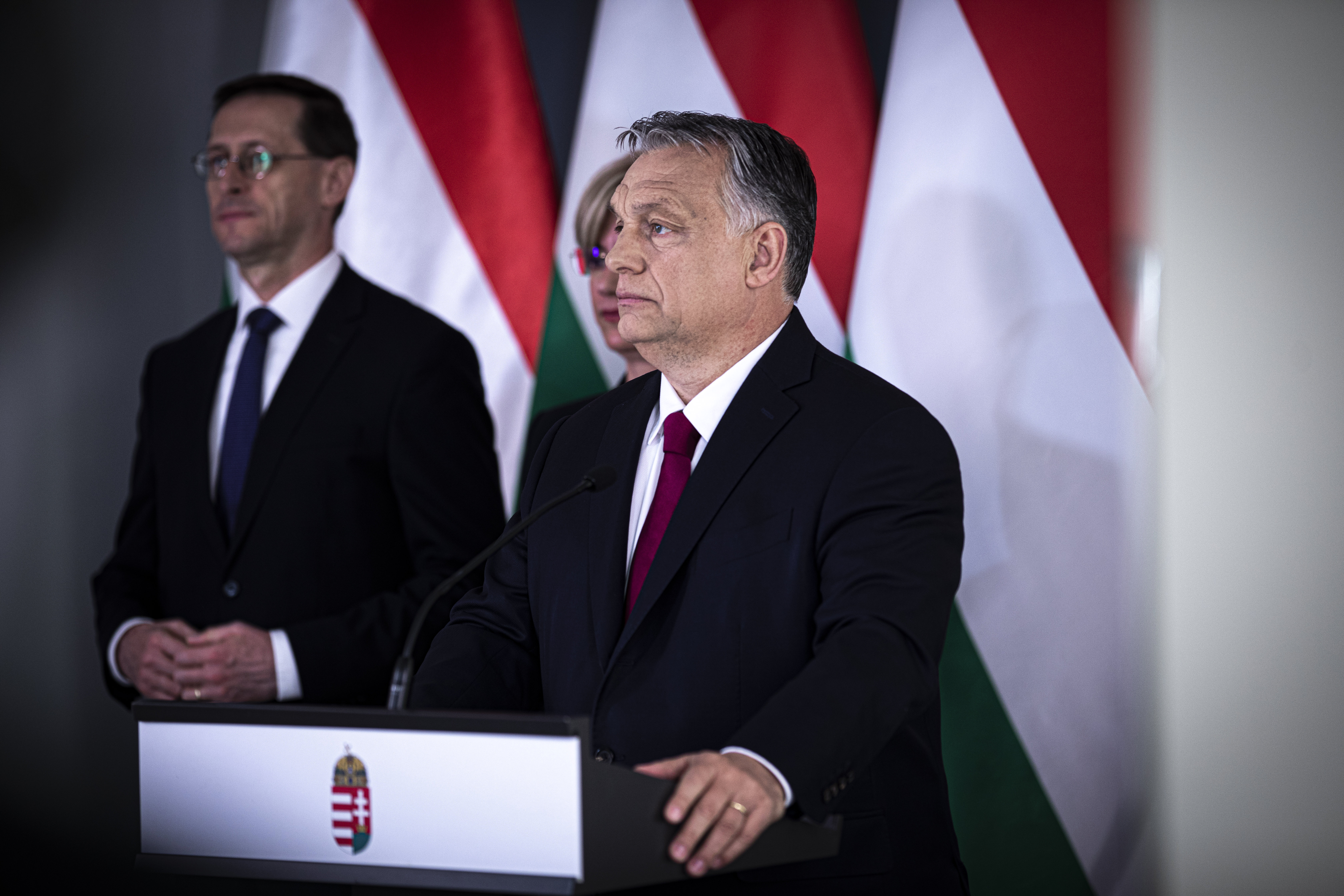 A frissen visszaléptetett Varga Mihály fotójával tájékoztat a jelenlegi történésekről Orbán Viktor