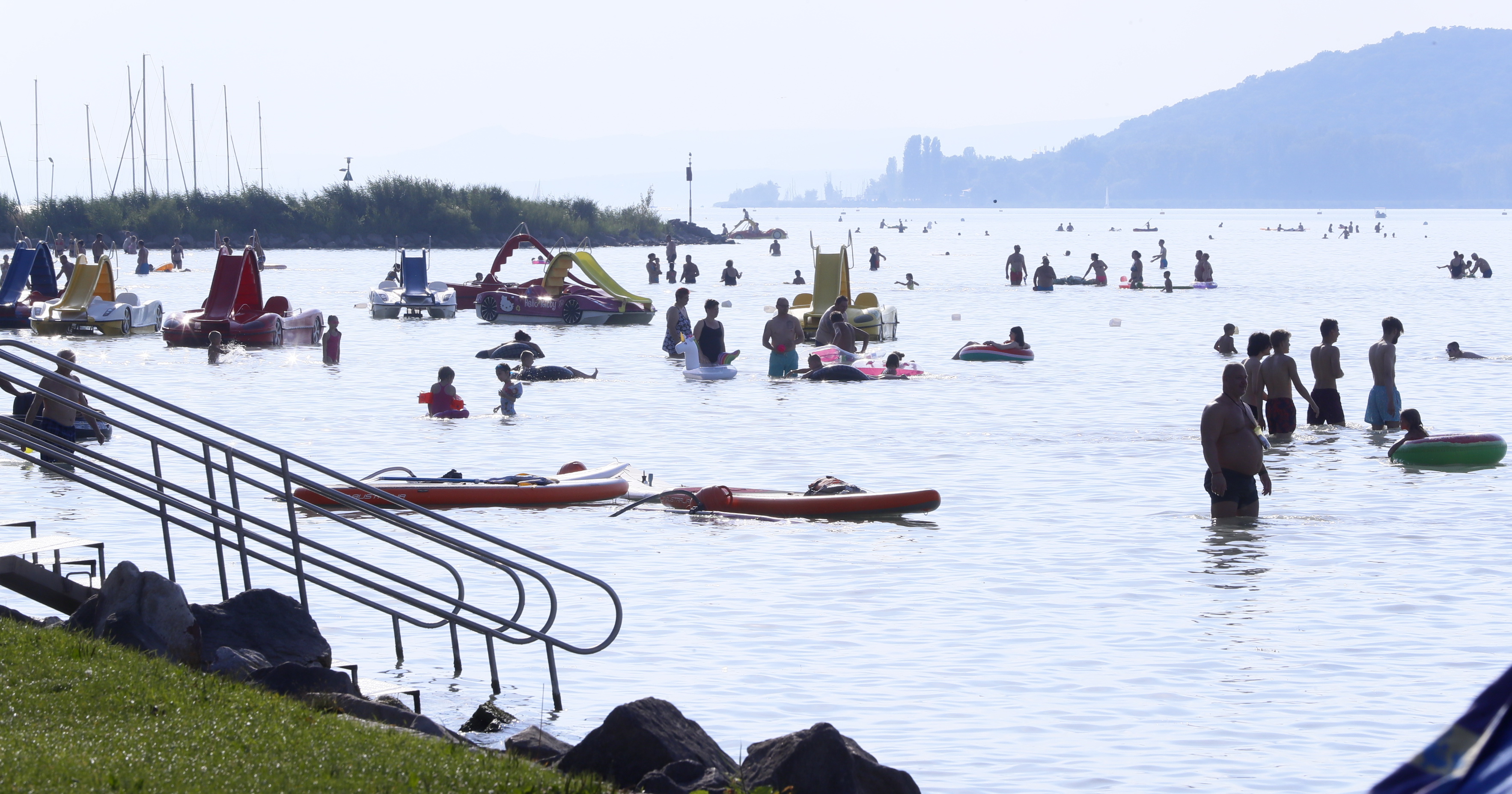 Hatósági áras strandbelépőket vezetne be az MSZP: jöhet a „fürdősapka”?
