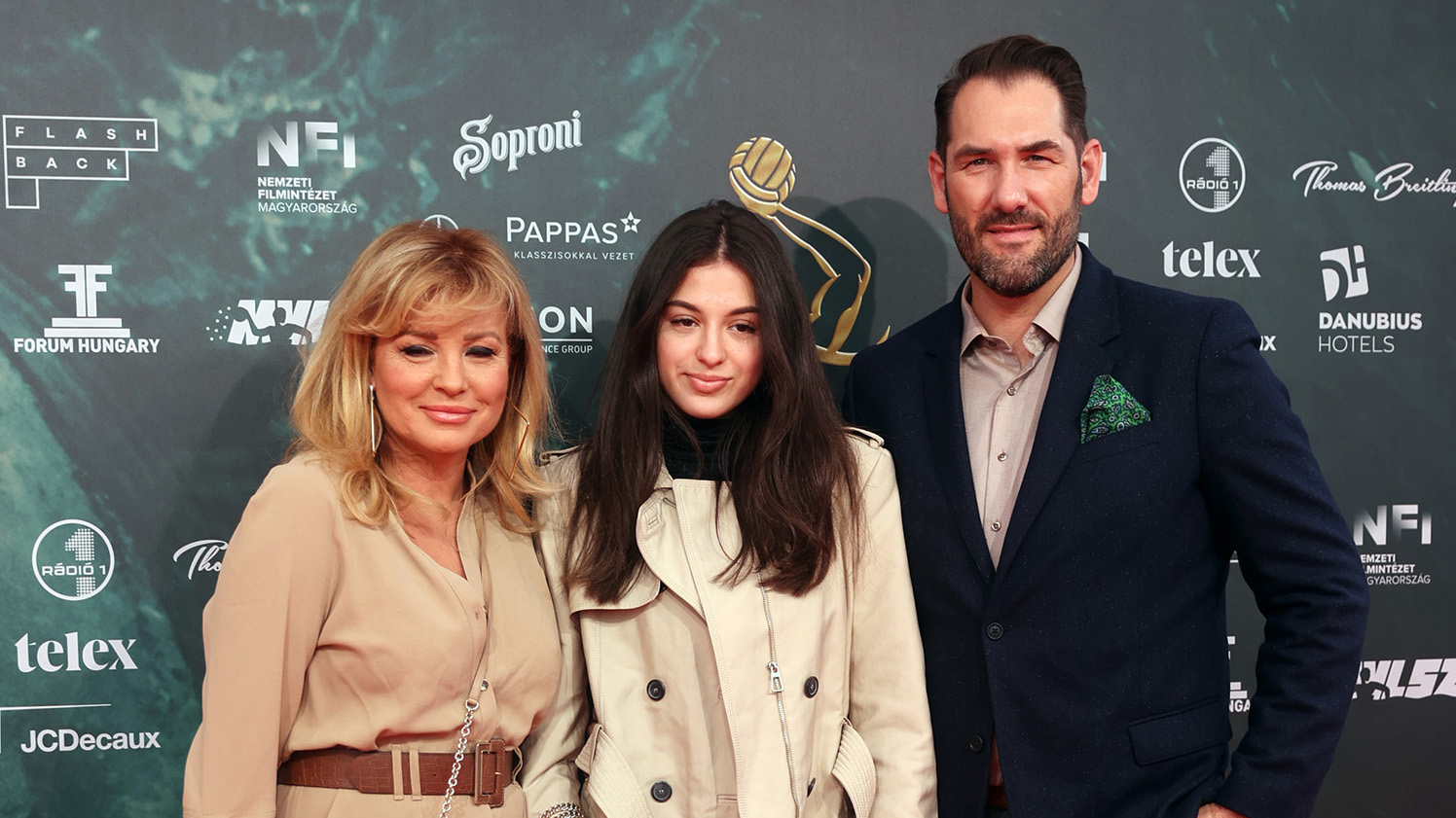 Sztárparádé a vörös szőnyegen: így érkeztek a hírességek A nemzet aranyai című film díszbemutatójára – képgaléria