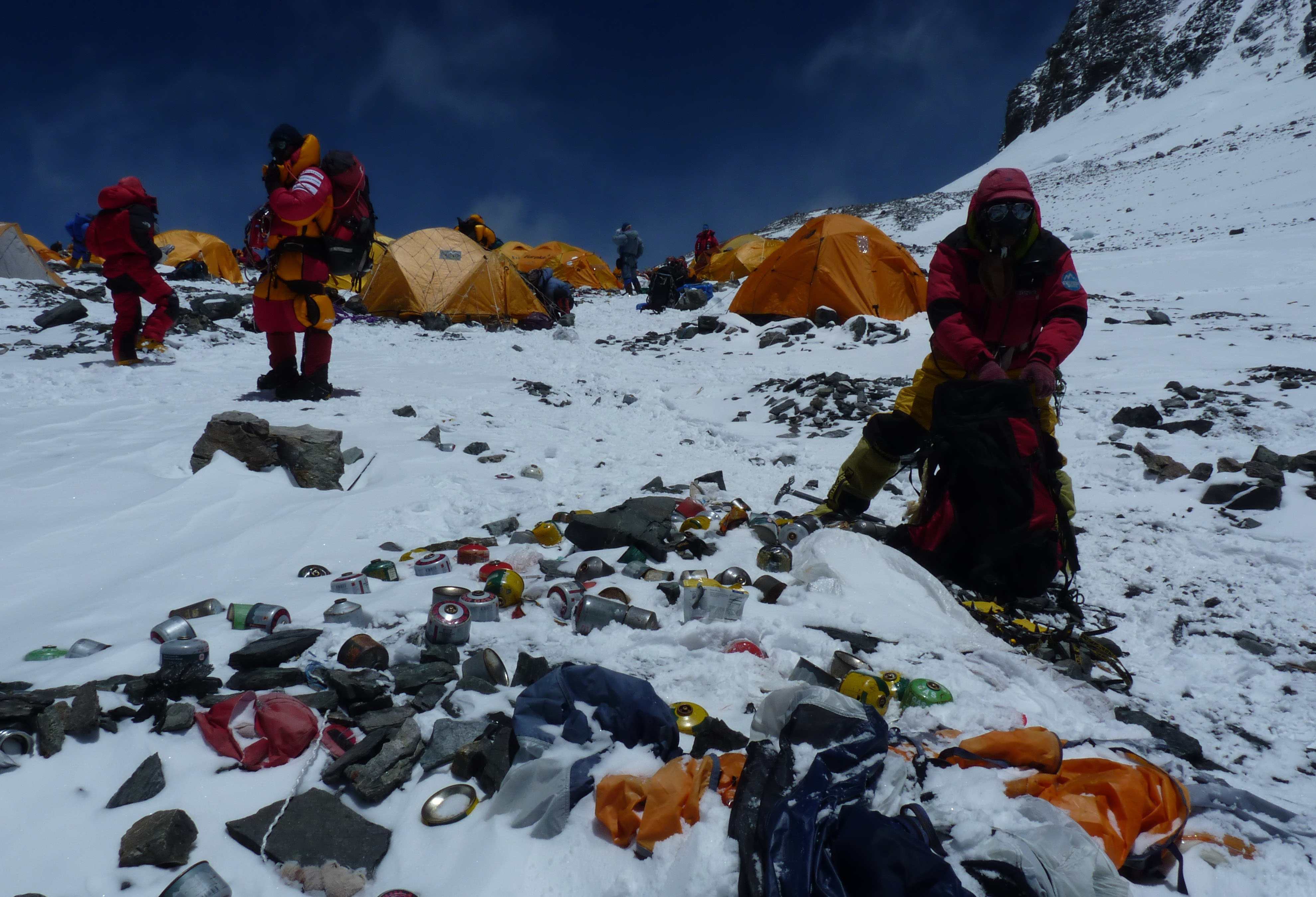 Sokkoló fotók: elképesztő szemét mennyiség halmozódott fel a a Mount Everest-en,  a turisták besokalltak - Blikk