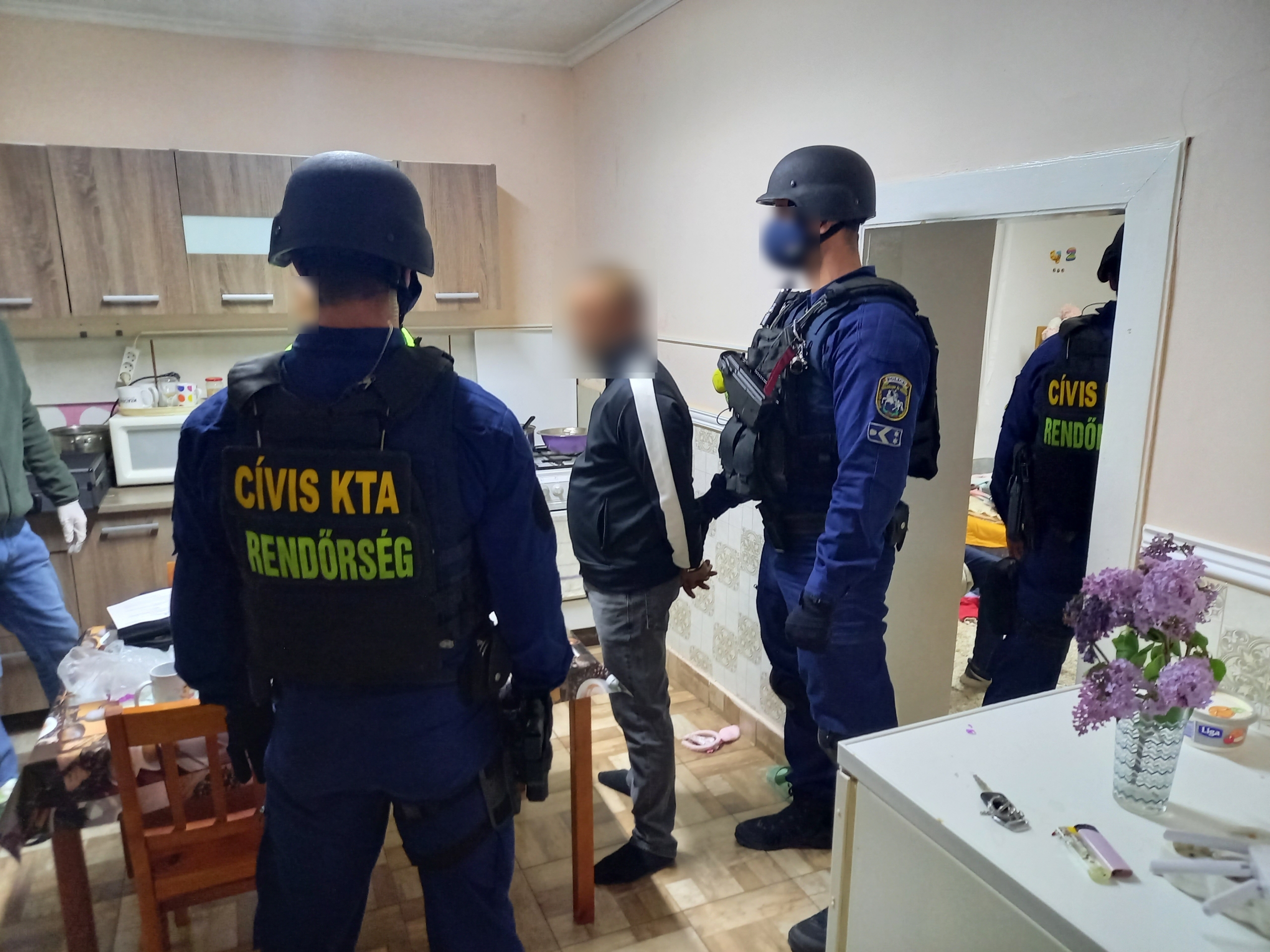 Végre vége lehet? Elkapták az embercsempészek vezetőjét Hajdú-Biharban - videón az elfogás pillanatai