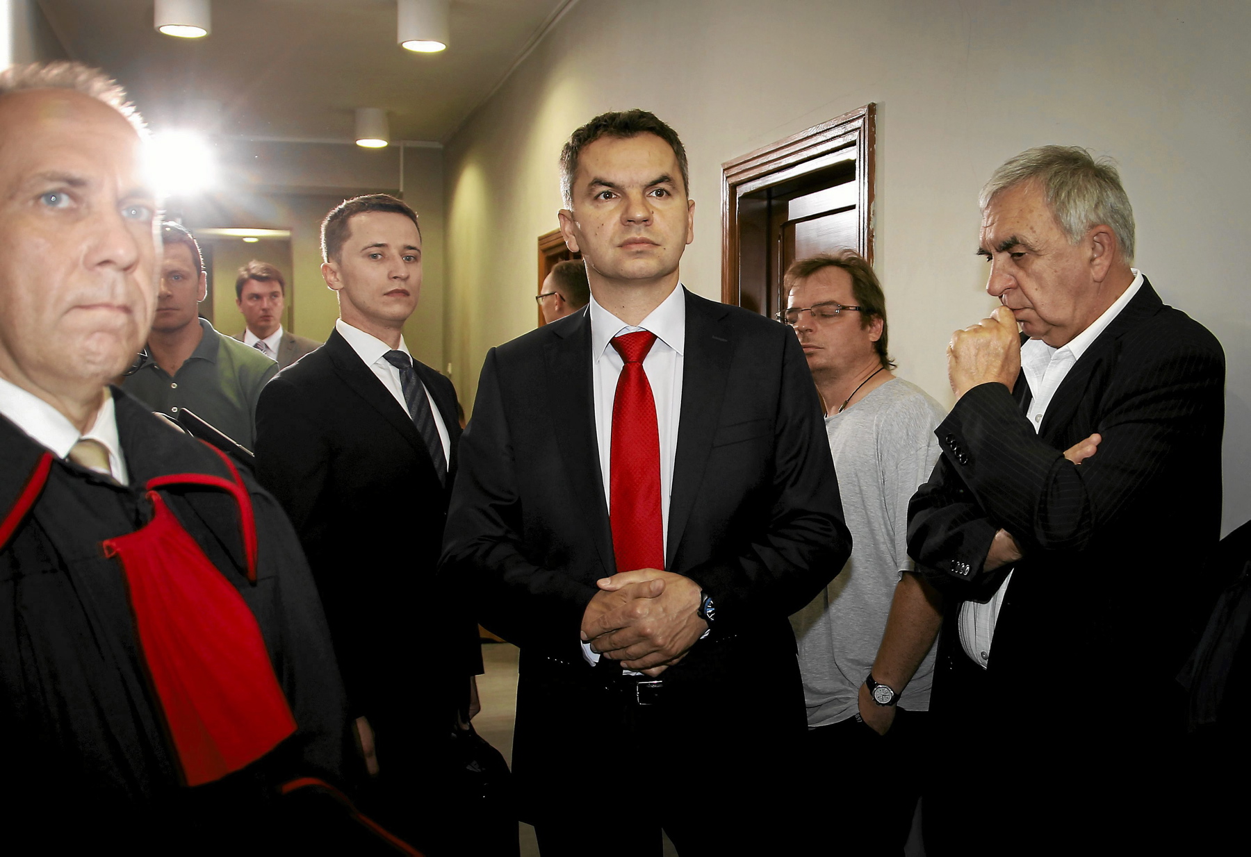 Syn i mąż Barbary Blidy czekają w sądzie rejonowym na wyrok w procesie funkcjonariuszy ABW, Siemianowice, 9 lipca 2013 r.