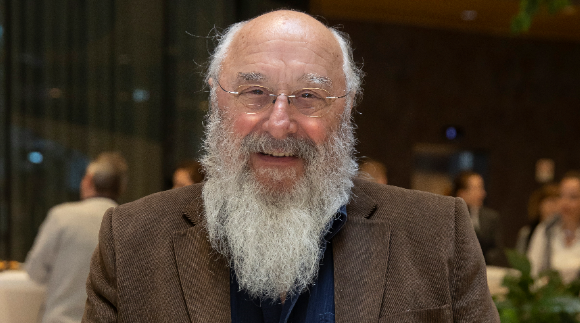 Gerincbántalmakkal küzd a magyar zenészlegenda - innen meríti az erőt