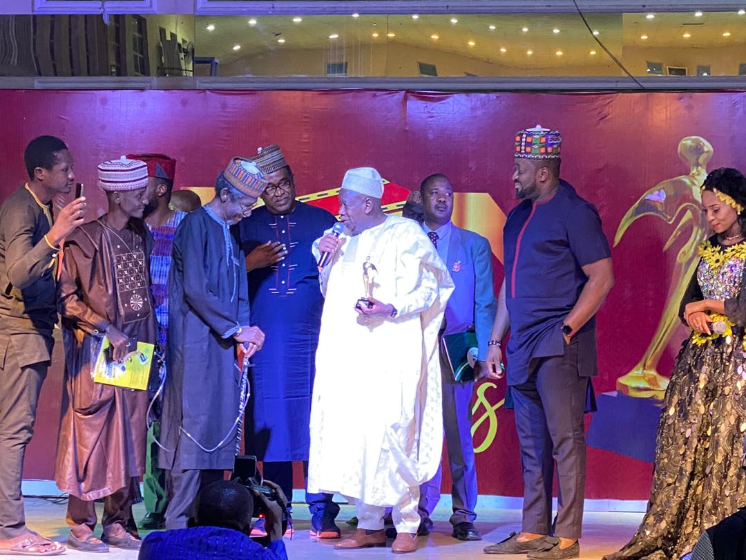 Governor Ganduje presented the lifetime achievement awards to veteran actor and braodcaster, Sadiq Daba at the BON Awards 2019 in Kano. [BON]