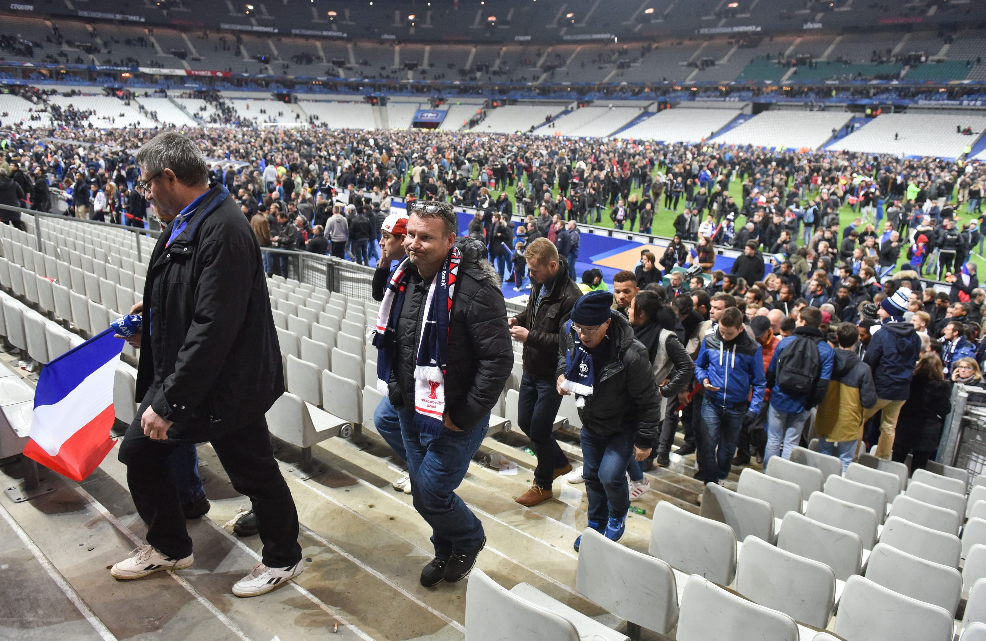 Zamachy terrorystyczne w Paryżu. Kibice bali się opuszczać Stade de France