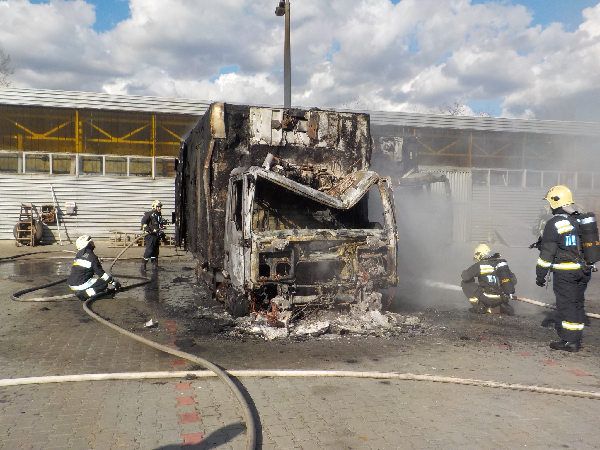 Mi történt? Járművek gyulladtak ki egy debreceni telephelyen, hatalmas füst gomolygott a Diószegi úton