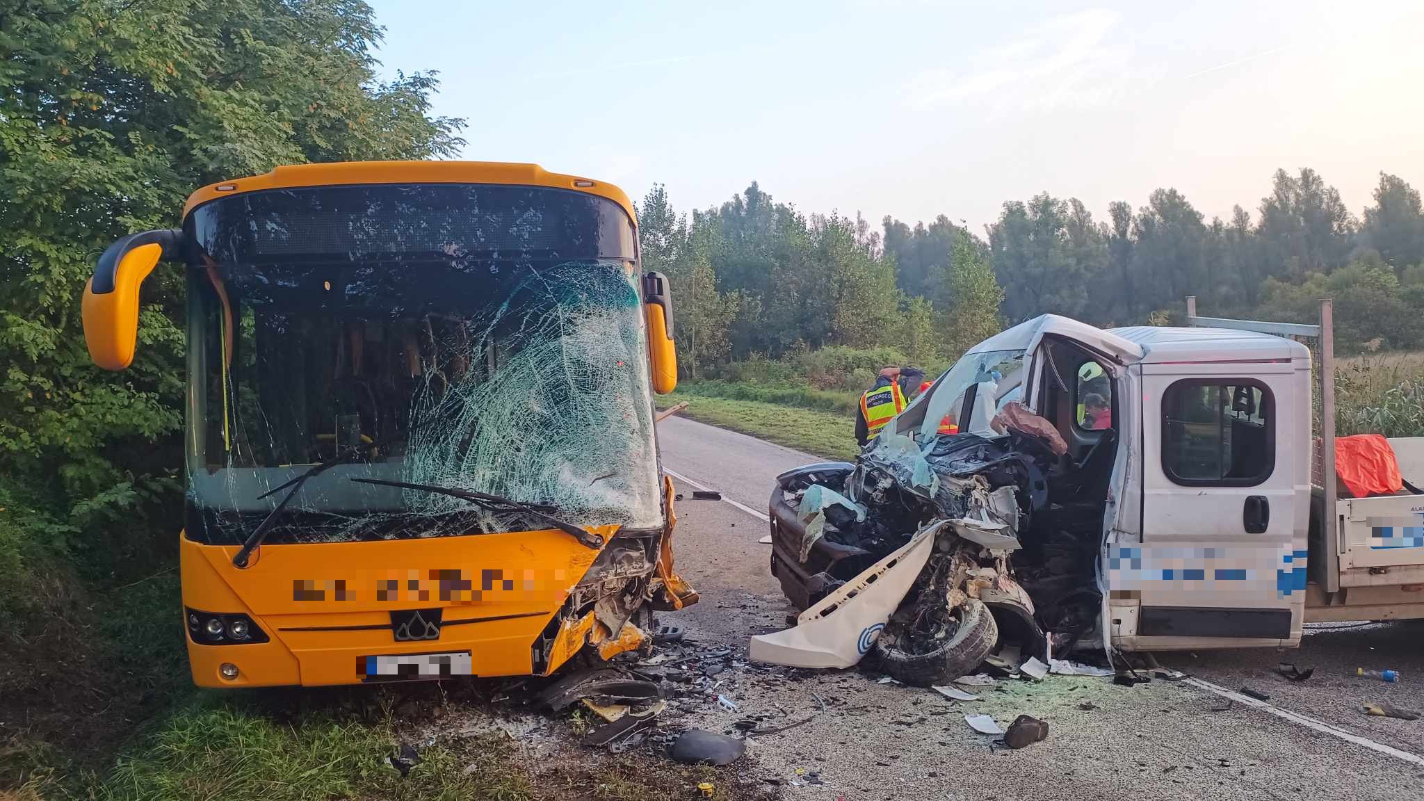 Brutális baleset Bátaszéknél: menetszerinti busz és egy furgon ütközött, utóbbiból szinte semmi sem maradt