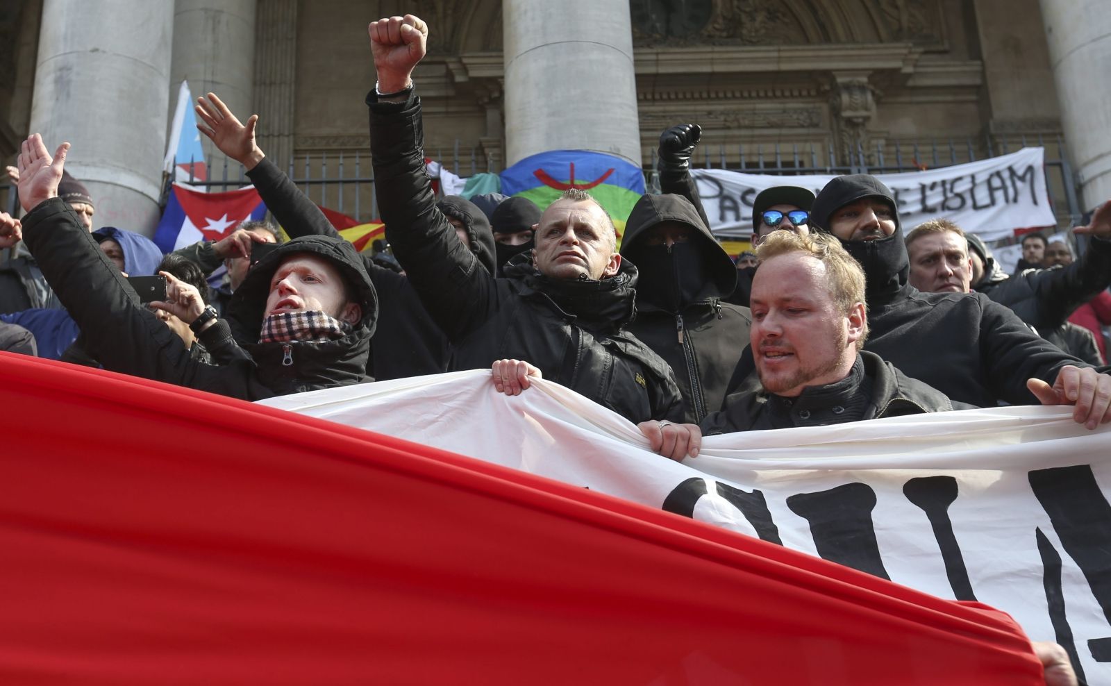 BBC podaje, że policja interweniowała, gdyż niektórzy demonstranci zaczepiali muzułmanki w tłumie i wykonywali hitlerowskie pozdrowienia. Agencja AFP pisze, że ubrani na czarno nacjonaliści wykrzykiwali: <B><I>